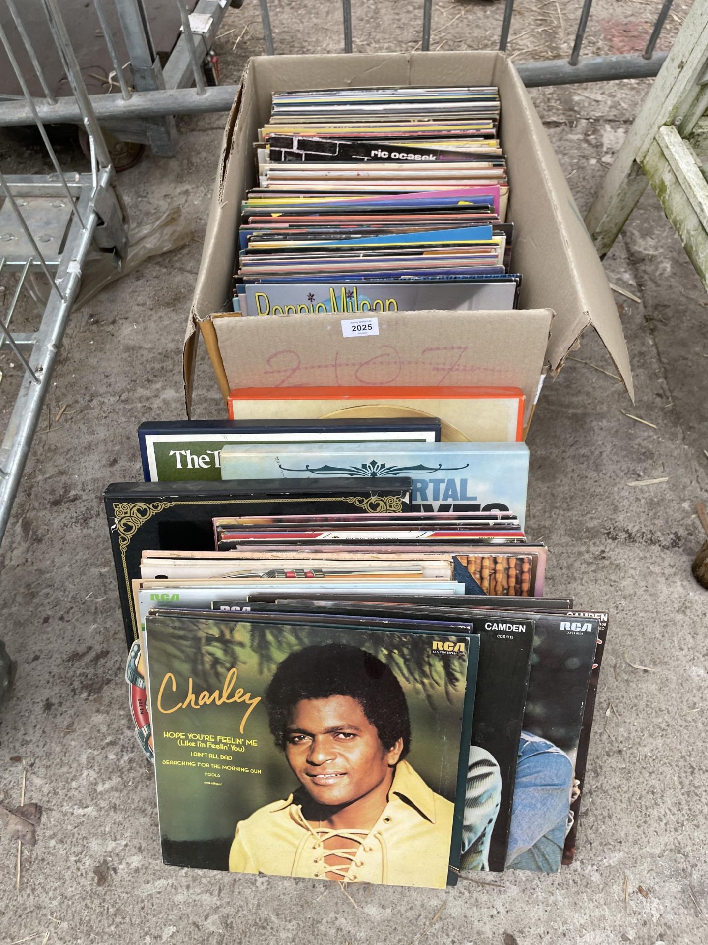 A LARGE QUANTITY OF ASSORTED LP RECORDS