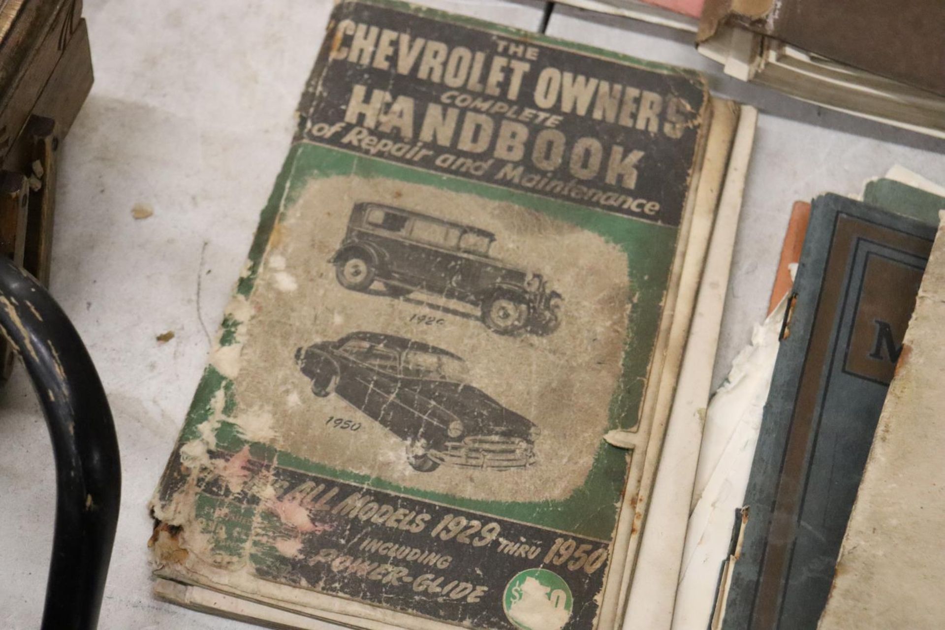 A QUANTITY OF VINTAGE CAR MANUALS - Image 5 of 7