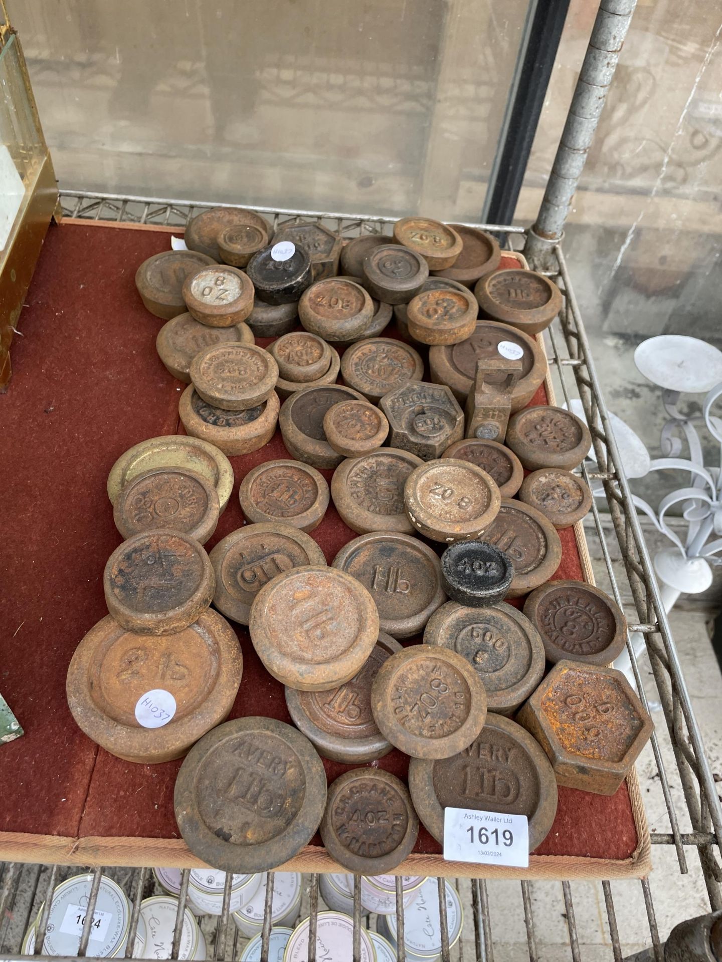A LARGE QUANTITY OF VINTAGE CAST IRON WEIGHTS