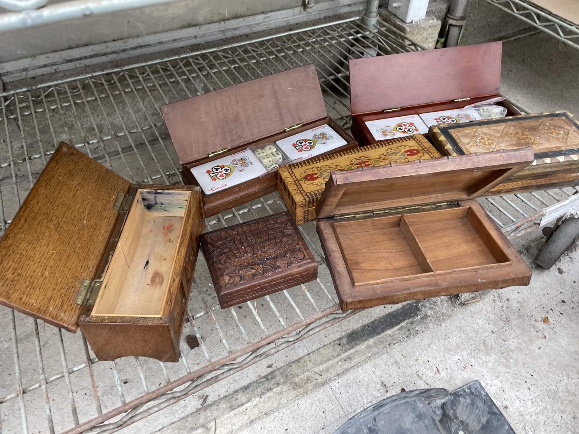 AN ASSORTMENT OF TREEN BOXES TO INCLUDE PLAYING CARDS ETC - Image 3 of 3