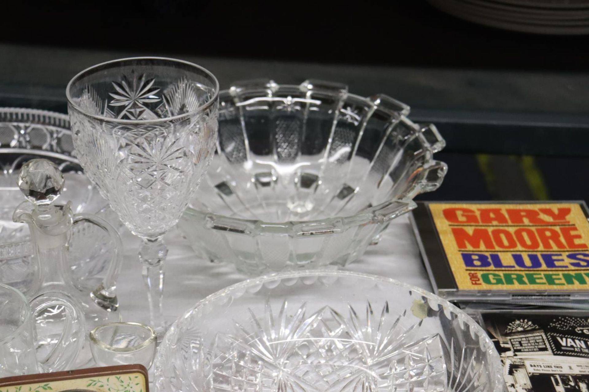 A MIXED LOT TO INCLUDE GLASSWARE, LINEN TABLECLOTH, CLOCK, FIGURE, ETC., - Image 6 of 6