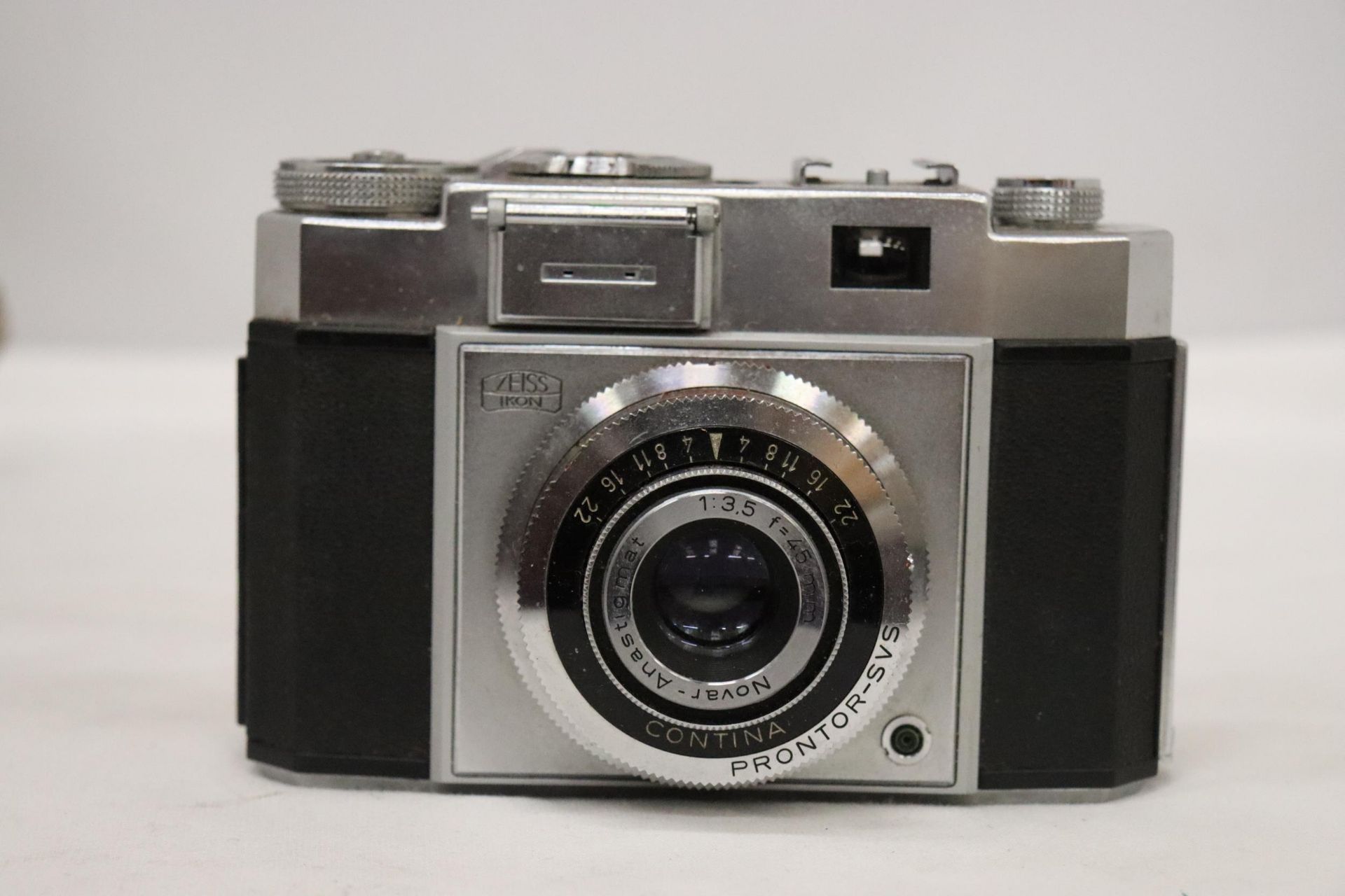 A VINTAGE ZEISS IKON, CONTINA, CAMERA IN A LEATHER CASE, BOXED - Image 3 of 8