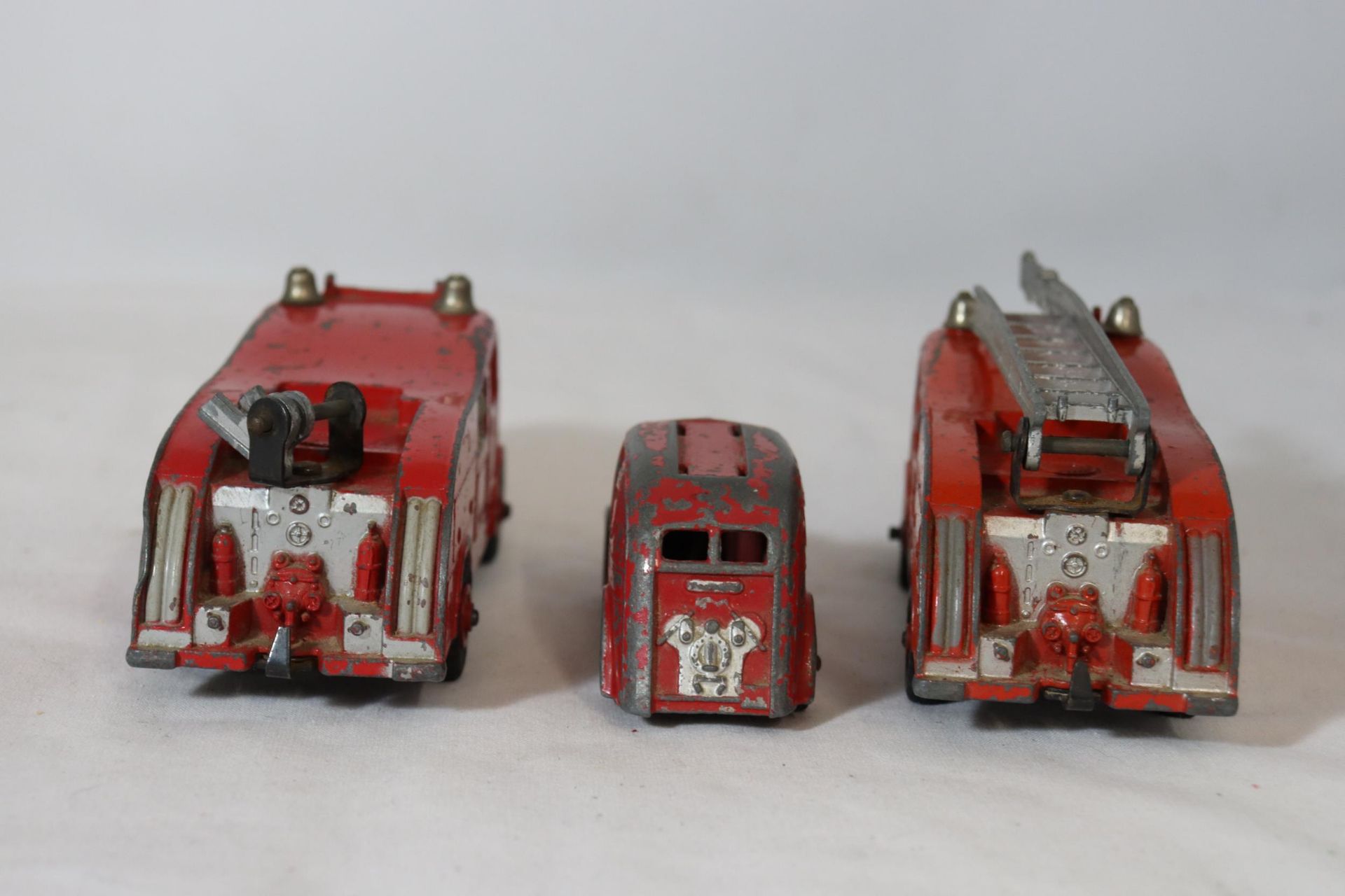 THREE VINTAGE DIE CAST DINKY VEHICLES MADE IN ENGLAND BY MECCANO TO INCLUDE A STREAMLINED FIRE - Image 5 of 5