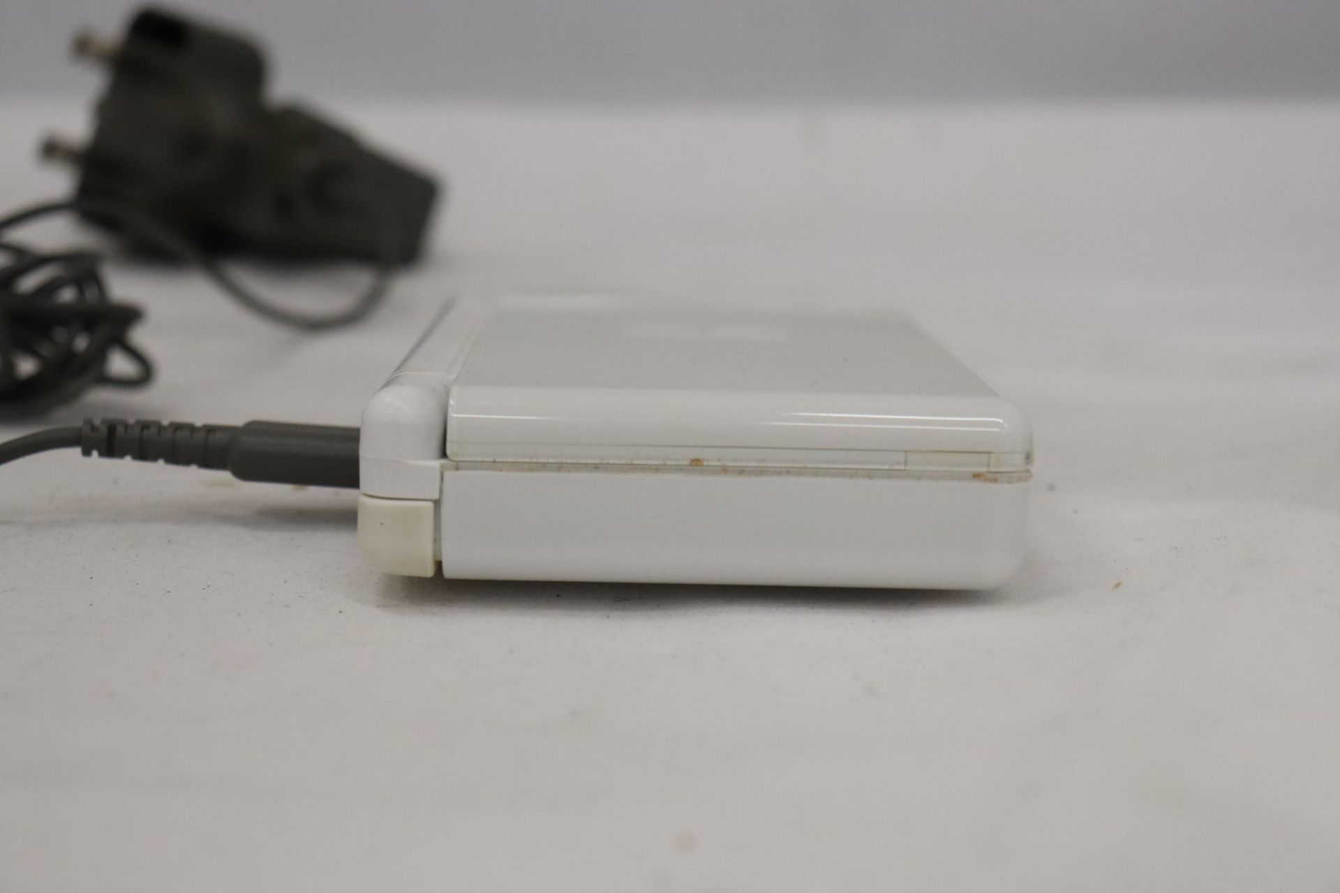A WHITE NINTENDO DS LITE WITH CHARGER, WORKING AT TIME OF CATALOGUING, NO WARRANTY GIVEN PLUS - Image 6 of 8