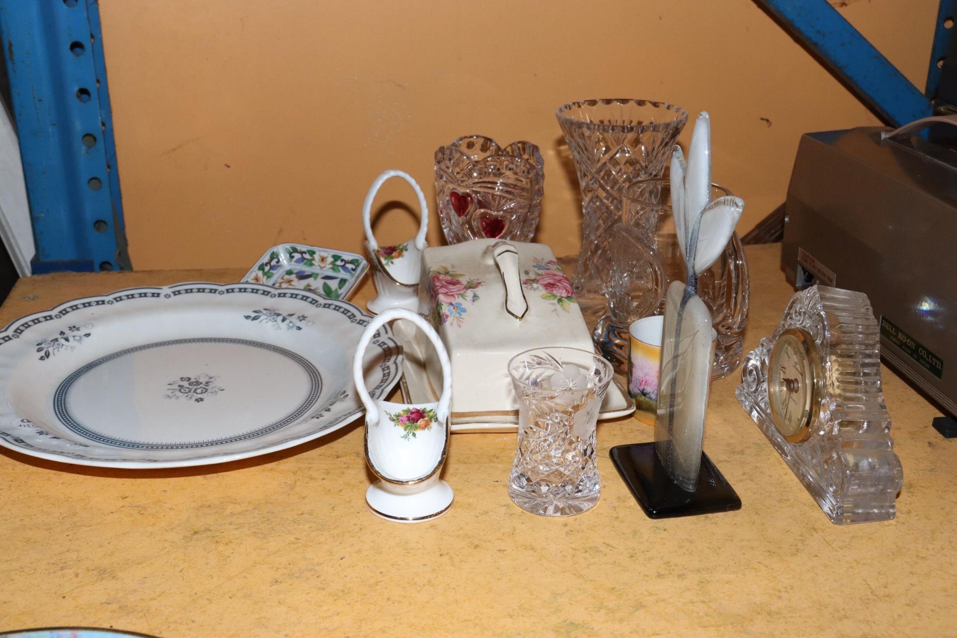 A QUANTITY OF COLLECTABLE ITEMS TO INCLUDE ARTHUR WOOD, ROYAL DOULTON, ROYAL ALBERT, GLASSWARE, ETC - Image 8 of 8