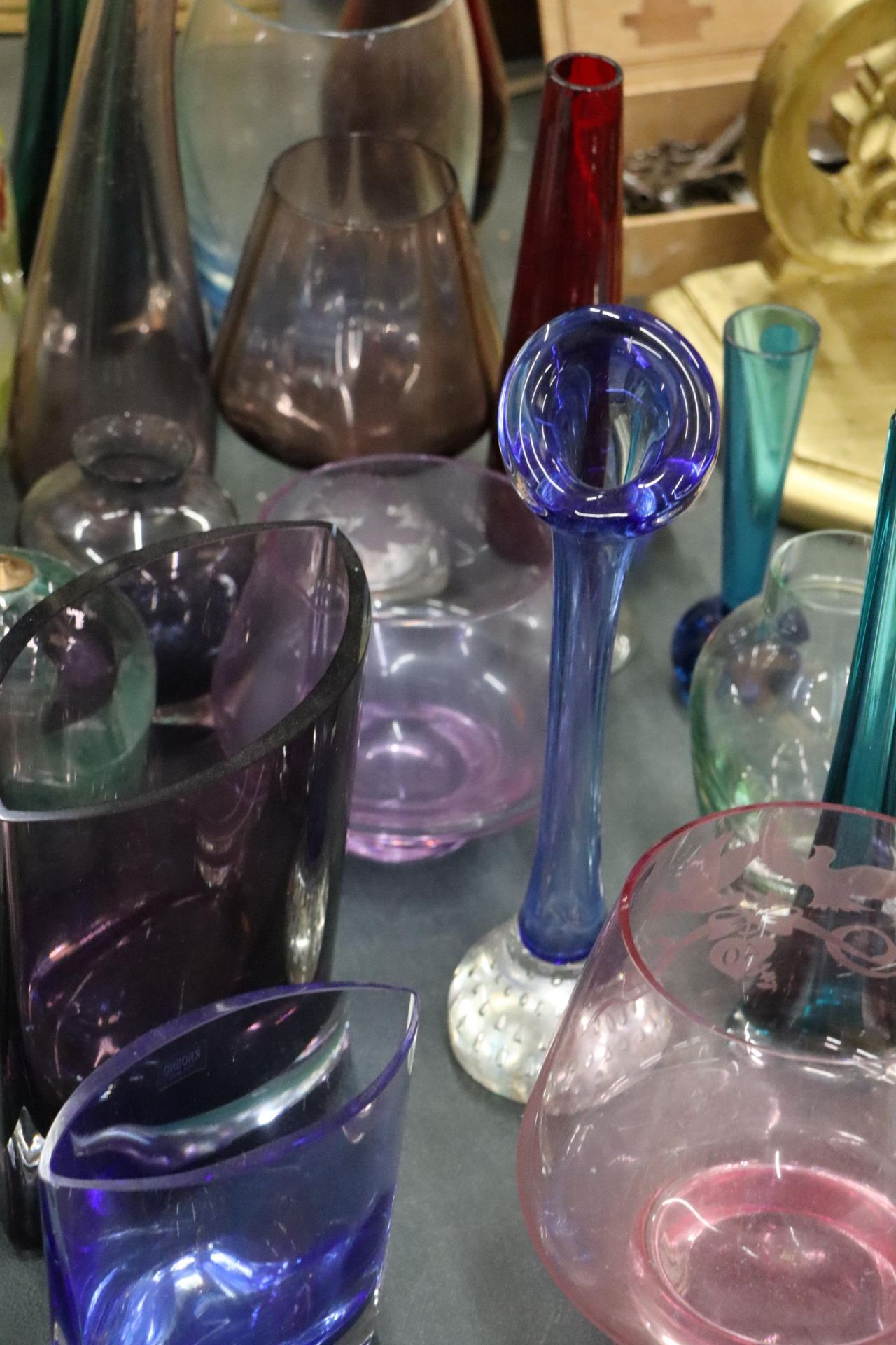 A LARGE QUANTITY OF GLASSWARE TO INCLUDE PAPERWEIGHTS, VASES, BOWLS, ETC., - Bild 11 aus 11