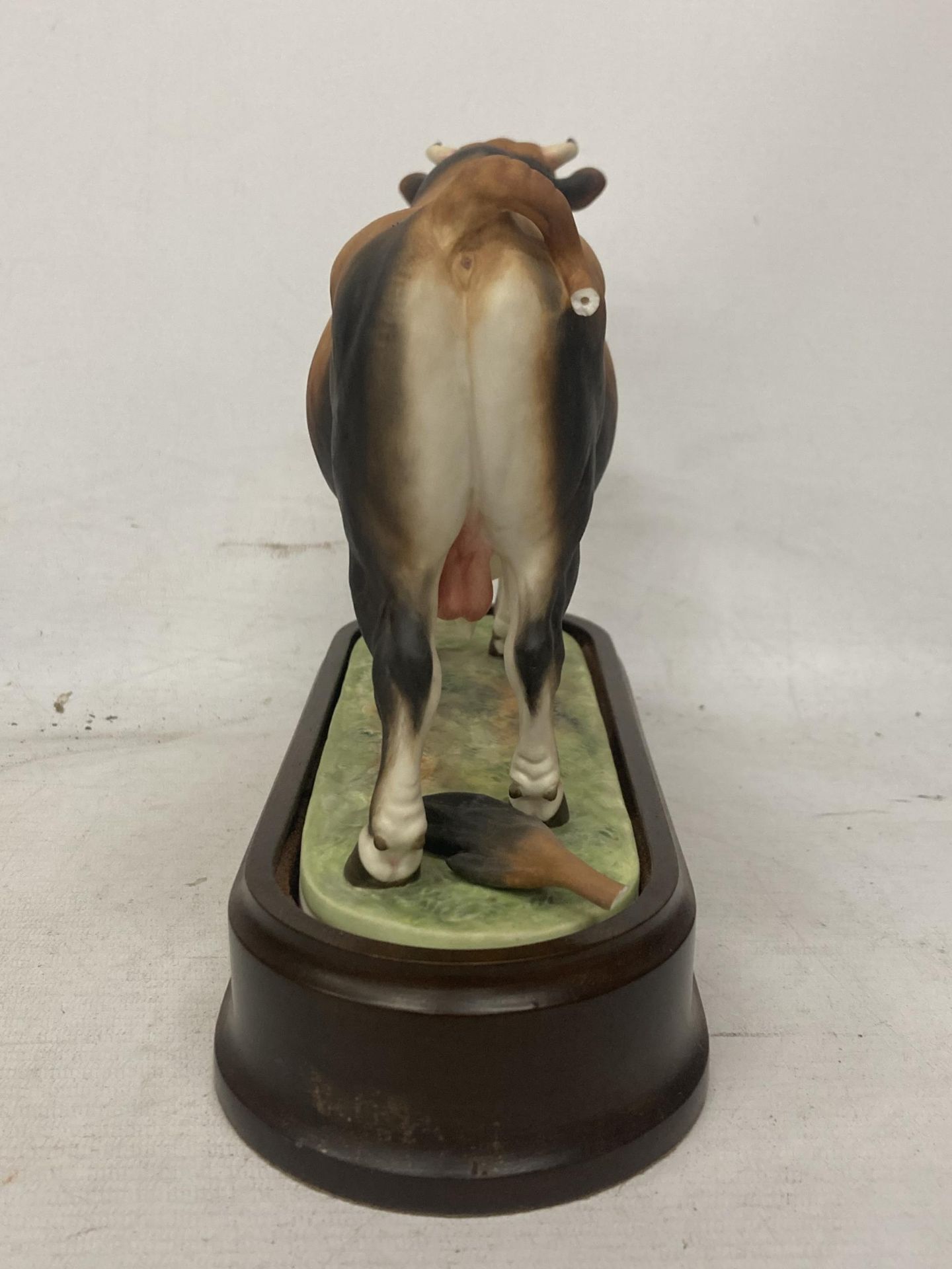 A ROYAL WORCESTER MODEL OF A JERSEY BULL MODELLED BY DORIS LINDNER PRODUCED IN A LIMITED EDITION - Image 4 of 5