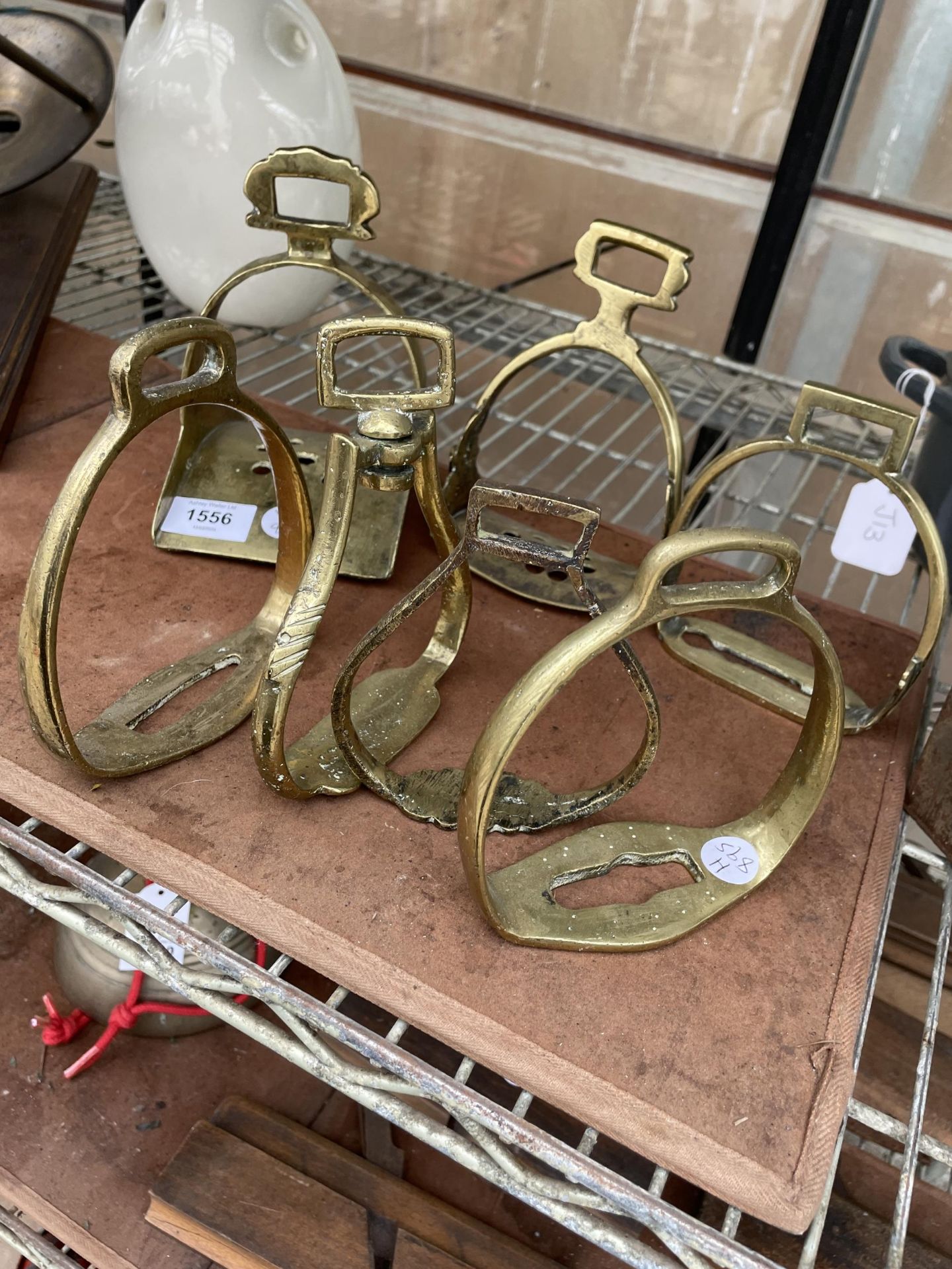 AN ASSORTMENT OF BRASS HORSE RIDING STIRRUPS - Bild 2 aus 2