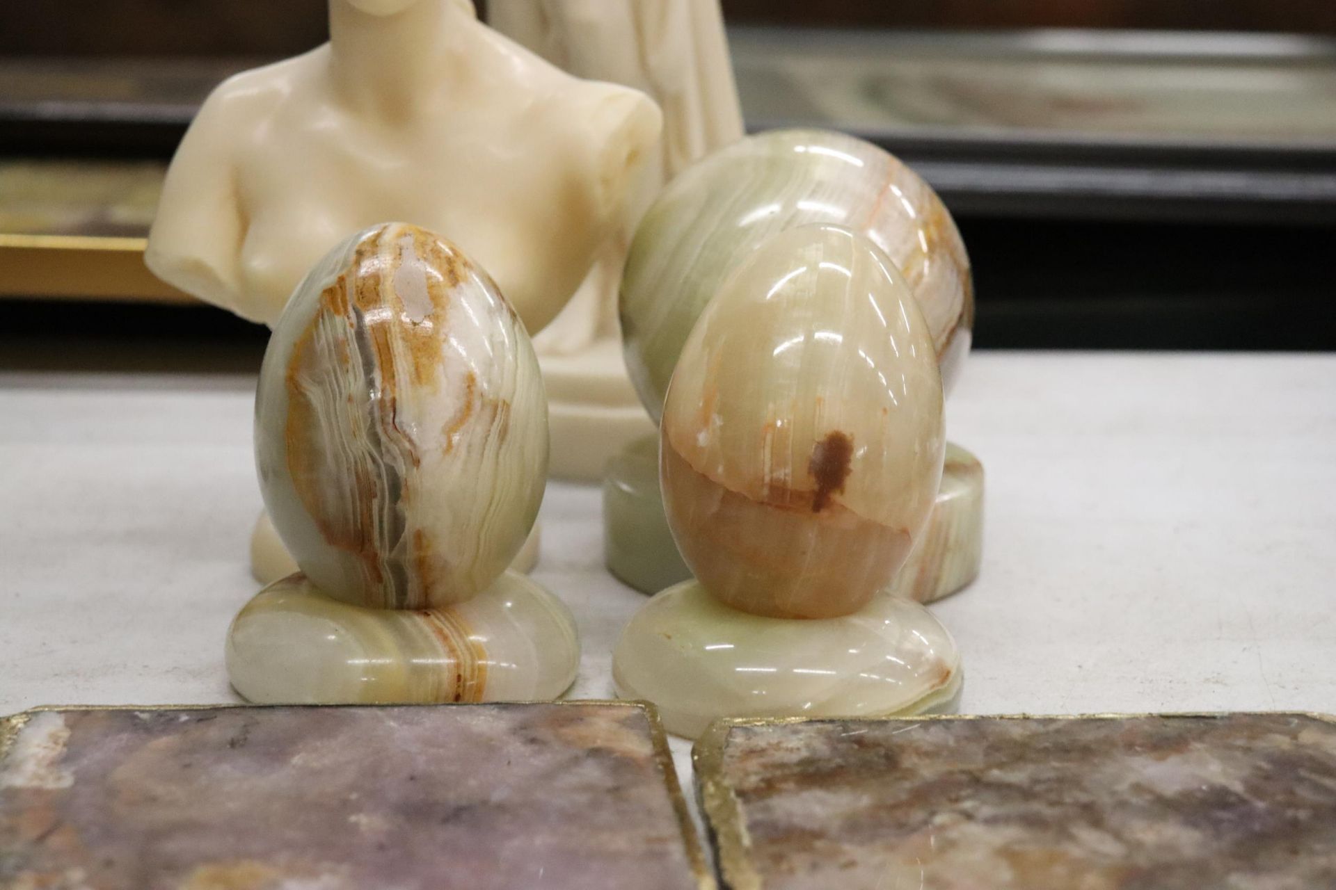 TWO CLASSICAL FIGURES, ONYX EGGS AND COASTERS - Bild 3 aus 7