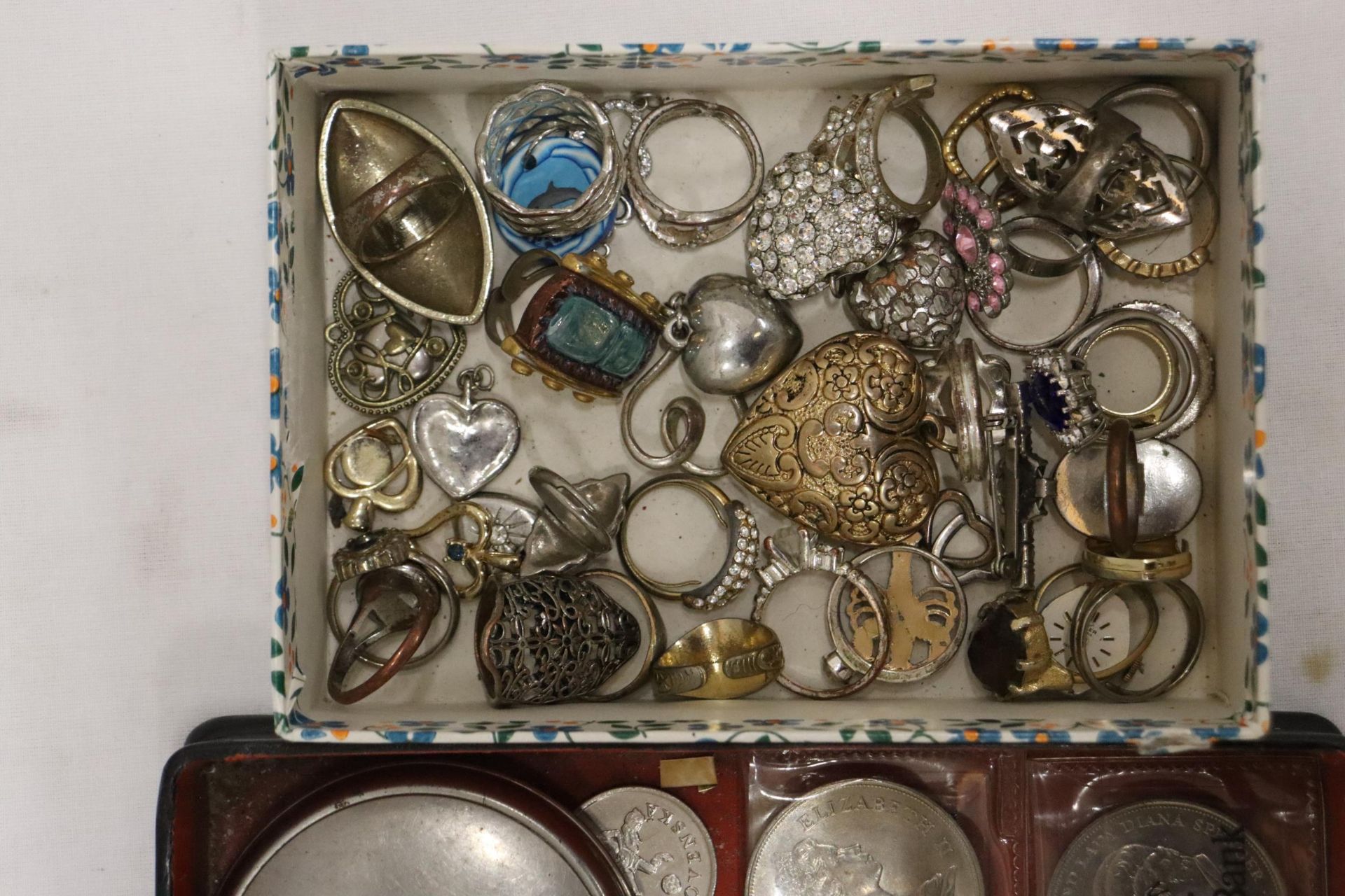 A QUANTITY OF COSTUME JEWELLERY TO INCLUDE POCKET WATCHES IN NEED OF REPAIR, RINGS, PENDANTS, COINS, - Image 2 of 8