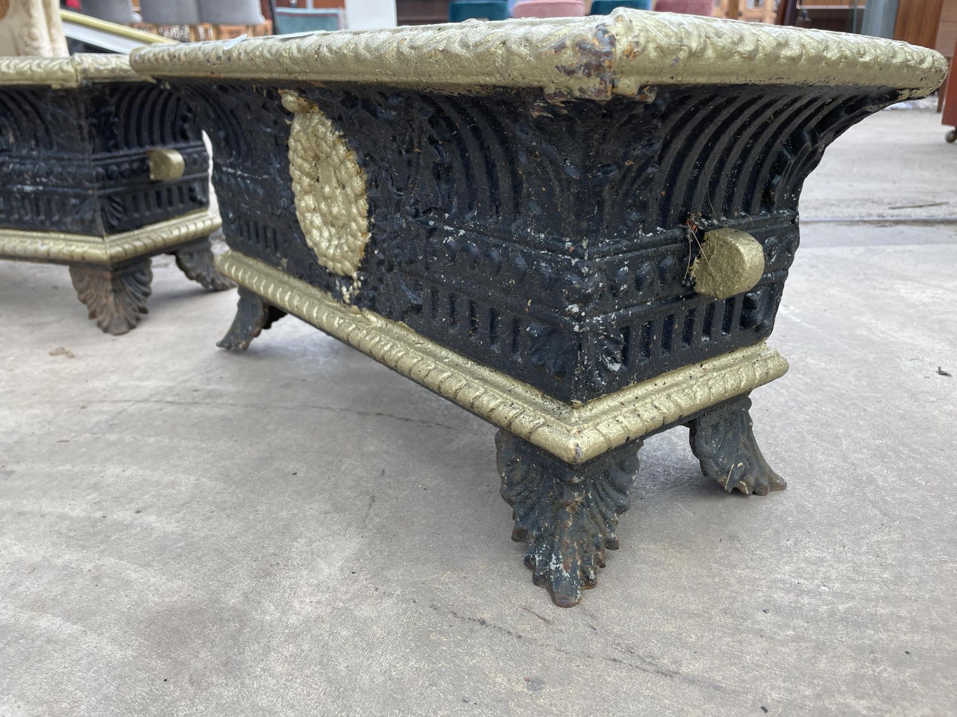 A PAIR OF VINTAGE DECORATIVE BLACK AND GOLD PAINTED CAST IRON TROUGH PLANTERS - Image 4 of 7
