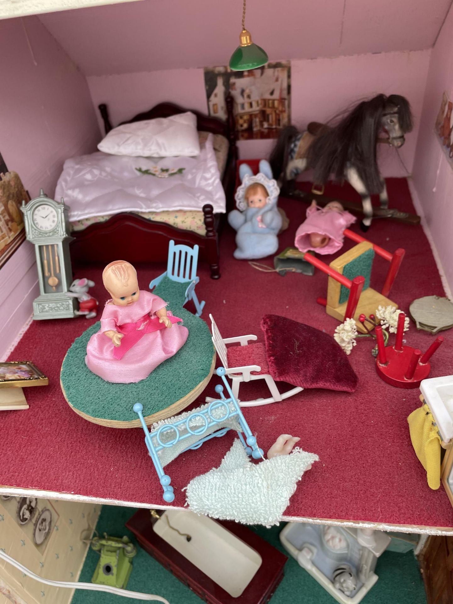 A LARGE WOODEN DOLLS HOUSE WITH A LARGE QUANTITY OF DOLLS HOUSE FURNITURE - Image 9 of 9