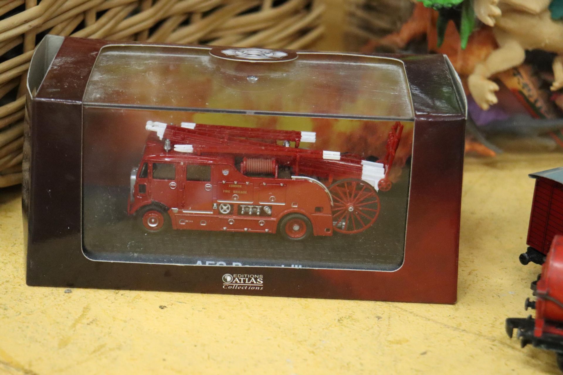 A BOXED DINKY TOYS, NO. 197 MORRIS MINI-TRAVELLER PLUS A BOXED ATLAS FIRE ENGINE - Image 2 of 6