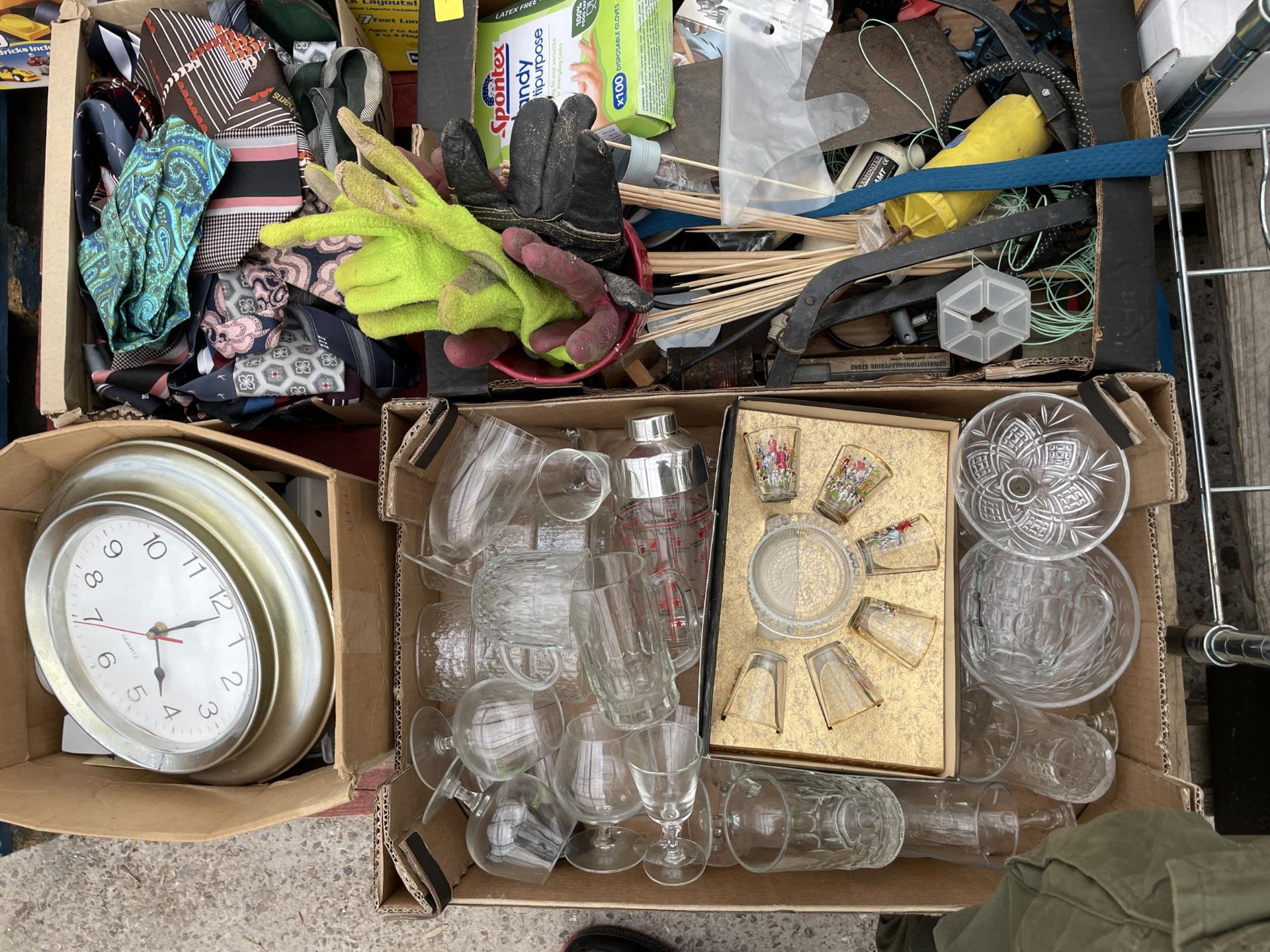 AN ASSORTMENT OF HOUSEHOLD CLEARANCE ITEMS - Image 3 of 3