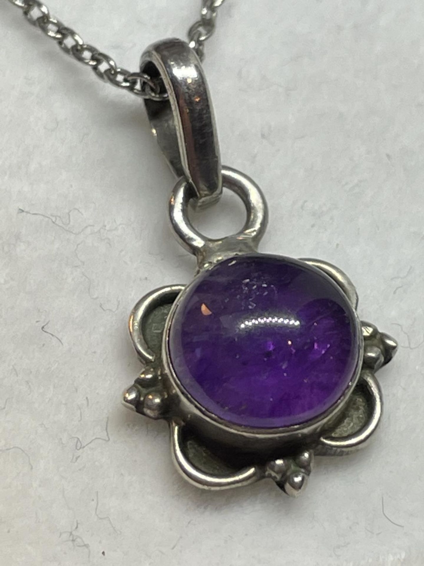 A SILVER AND AMETHYST NECKLACE IN A PRESENTATION BOX - Image 3 of 3