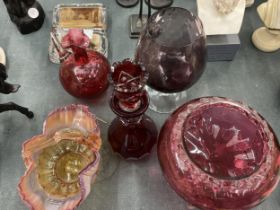 A COLLECTION OF VINTAGE COLOURED GLASS TO INCLUDE CRANBERRY BOWLS, A SMALL LIDDED BOTTLE, BASKET