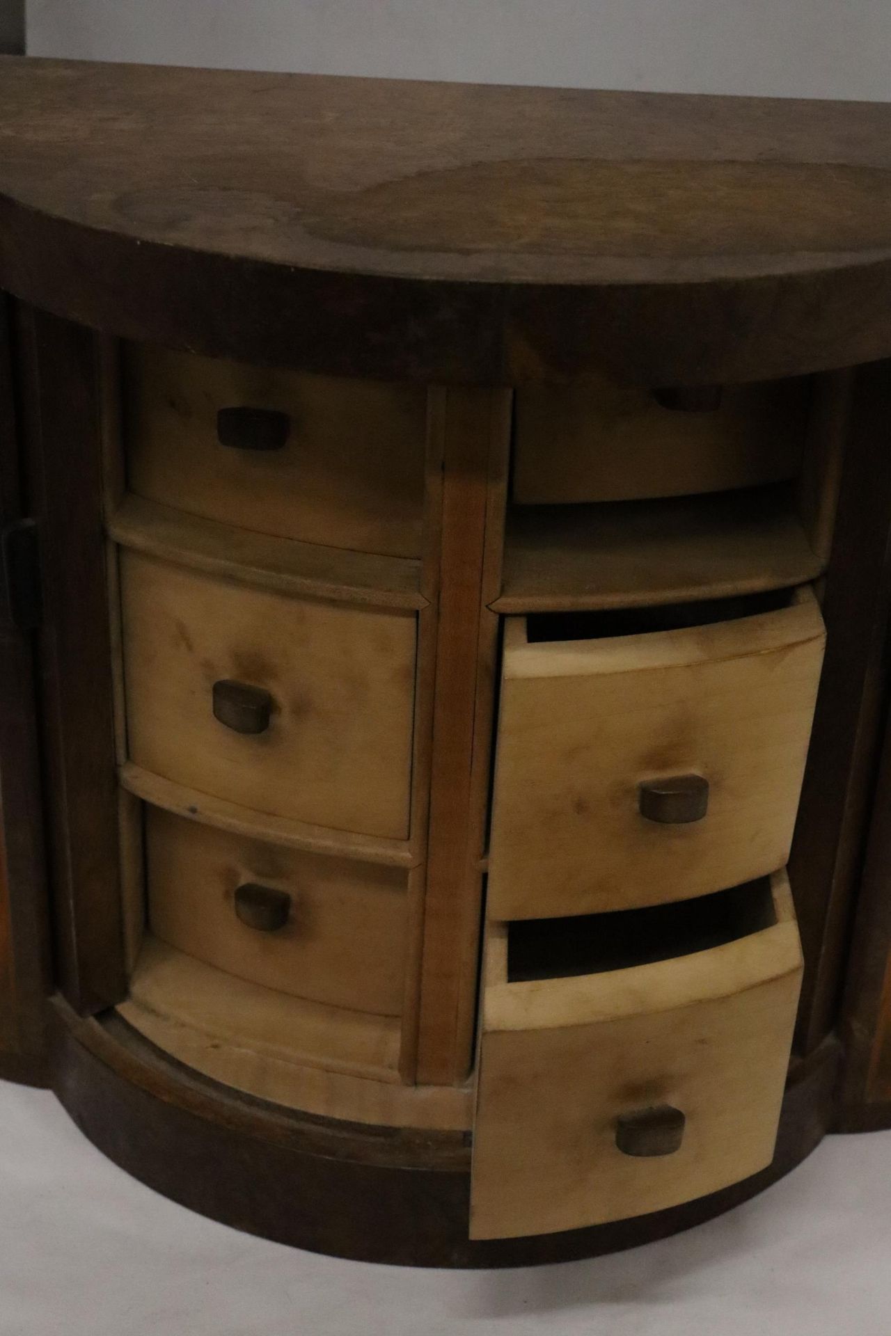 AN ART DECO STYLE WALNUT BOW FRONTED JEWELLERY BOX WITH TUBE SLIDING DOORS AND SIX INNER DRAWERS - Image 5 of 6