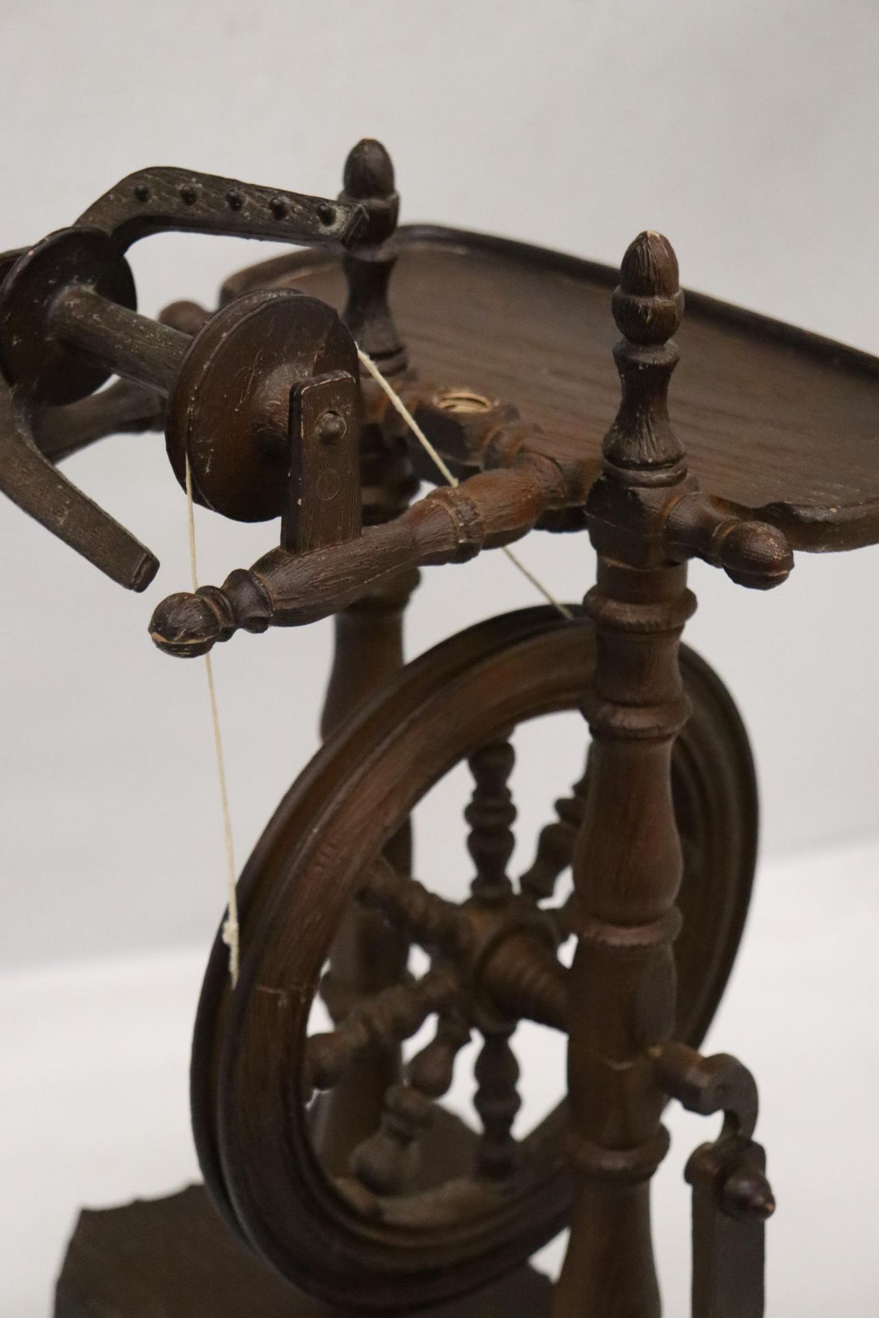 A SMALL VINTAGE WOODEN SPINNING WHEEL, HEIGHT APPROX 42CM - Image 5 of 5
