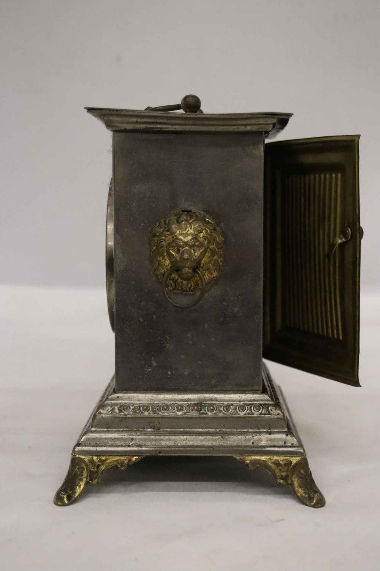 AN ORNATE VINTAGE ALARM CARRIAGE CLOCK WITH LION HANDLE DECORATION TO THE SIDES - POSSIBLY AN - Image 2 of 9
