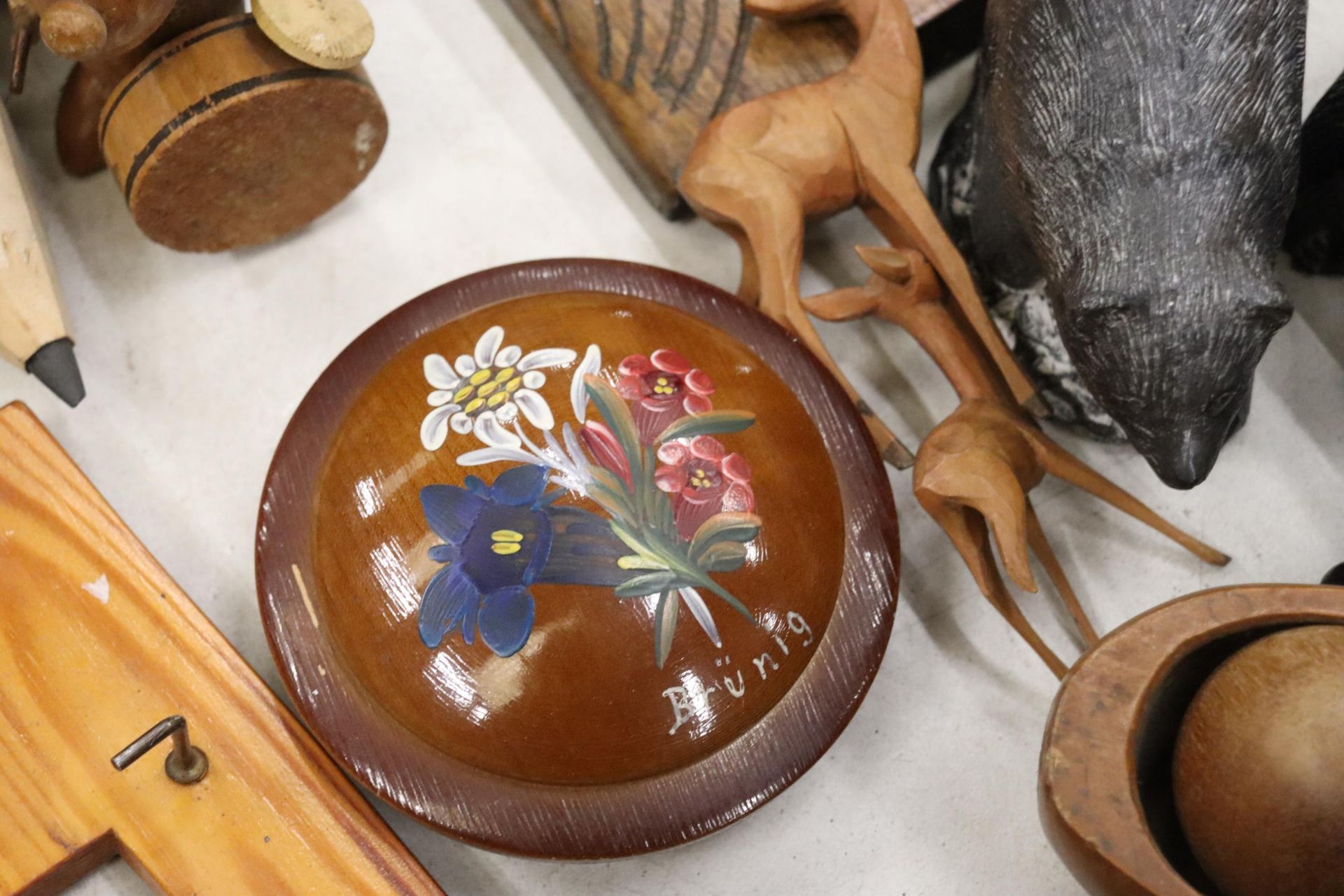 A MIXED LOT TO INCLUDE A WOLF SCULPTURE HAND MADE IN CANADA, PAIR OF DUTCH CLOGS, WOOD CARVING, - Image 9 of 13