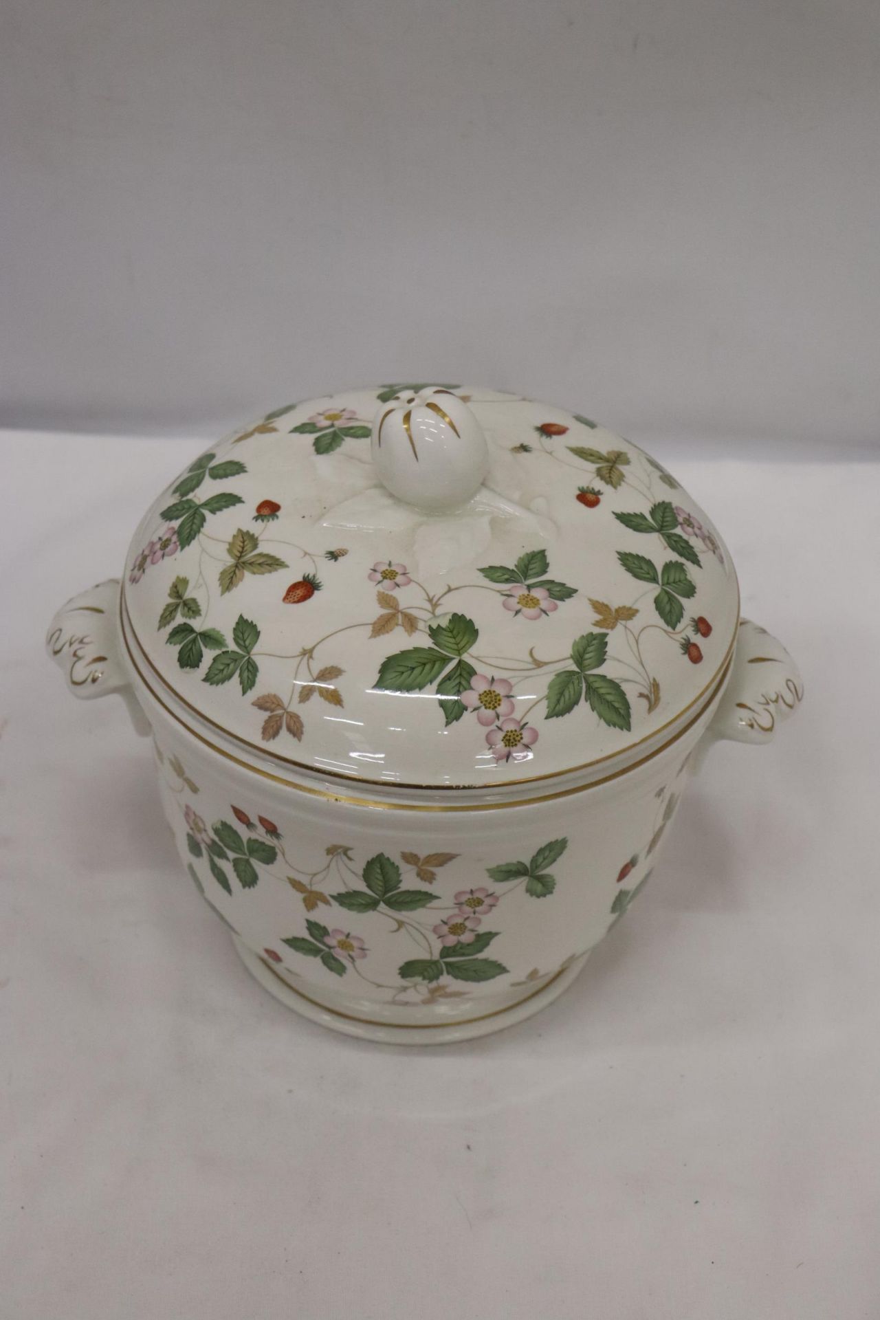 A CERAMIC WEDGWOOD 'WILD STRAWBERRY' ICE BUCKET WITH INNER LINER - Image 2 of 6