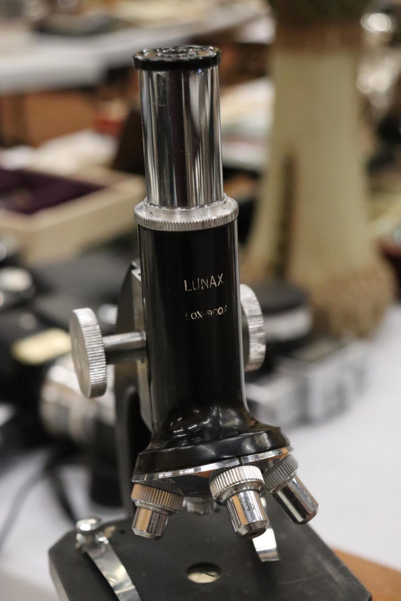 A VINTAGE LUNAX MICROSCOPE WITH A LARGE QUANTITY OF SLIDES IN A WOODEN BOX - Image 6 of 7