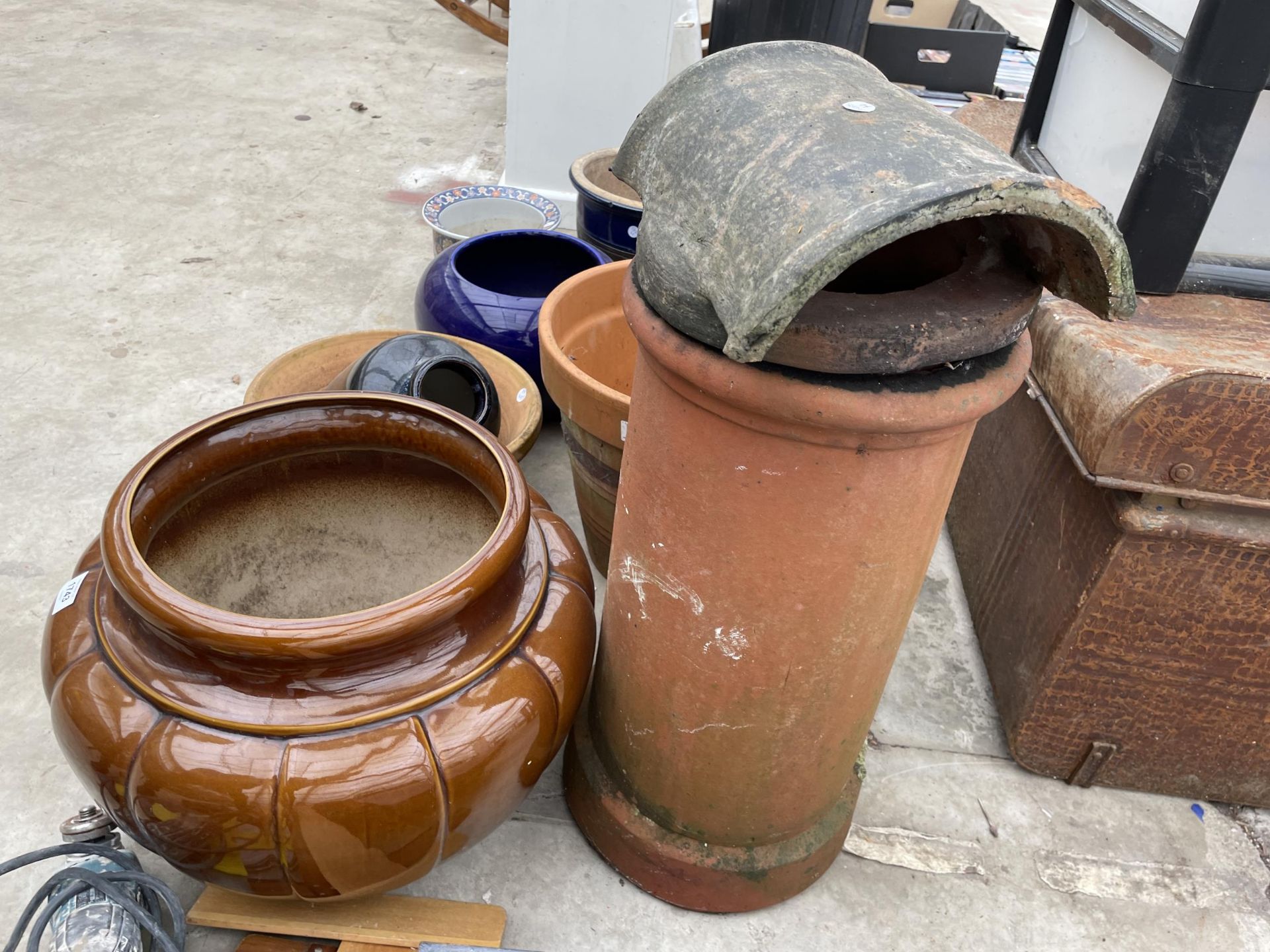 A LARGE ASSORTMENT OF GLAZED AND TERRACOTTA PLANT POTS - Image 6 of 6