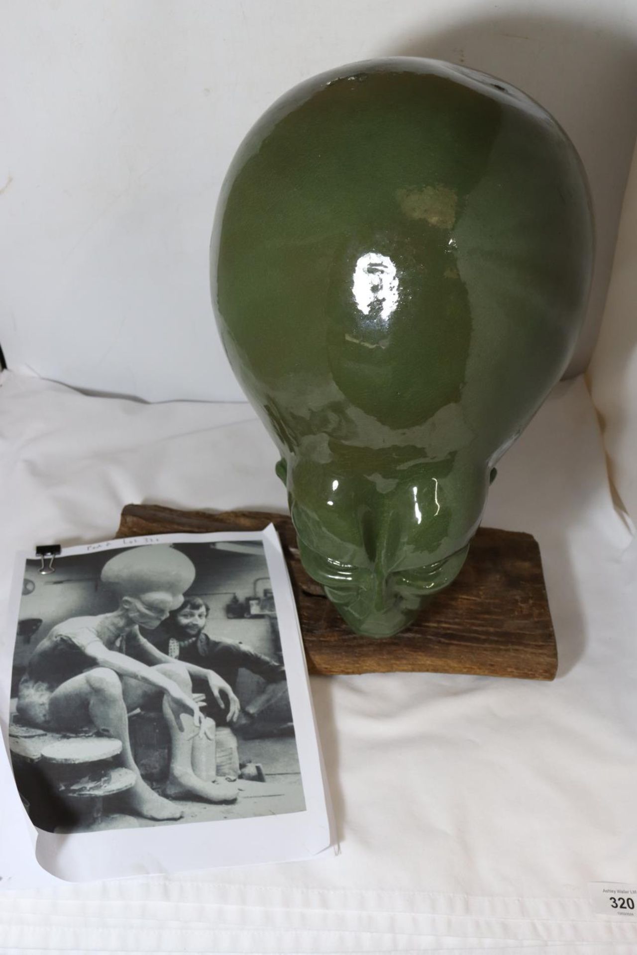 A FRANK HAMPSON INSPIRED MEKON CERAMIC HEAD. THE MEKON WAS DAN DARE AND EAGLE COMICS ARCH ENEMY. THE - Bild 2 aus 8