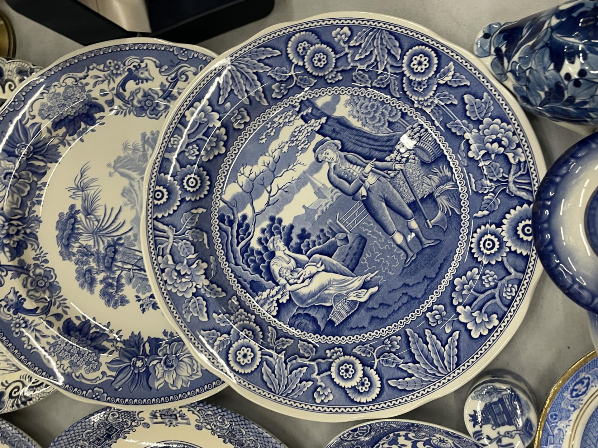 A COLLECTION OF BLUE AND WHITE CERAMICS TO INCLUDE SPODE ITALIAN AND BLUE ROOM, WILLOW PATTERN - Image 5 of 6