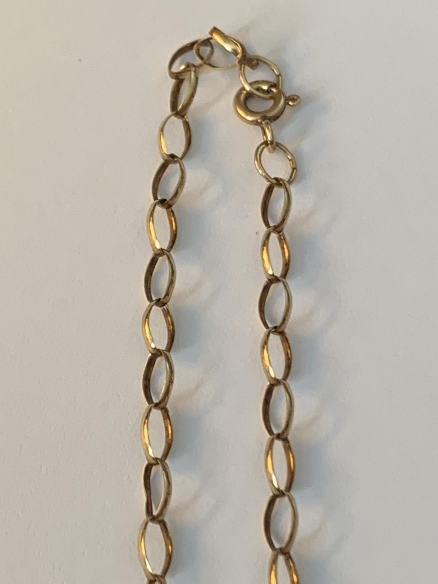 A 9 CARAT GOLD BELCHER CHAIN WITH A LARGE PENDAT CONSISTING OF THIRTEEN SAPPHIRES AND TWELVE - Image 4 of 4