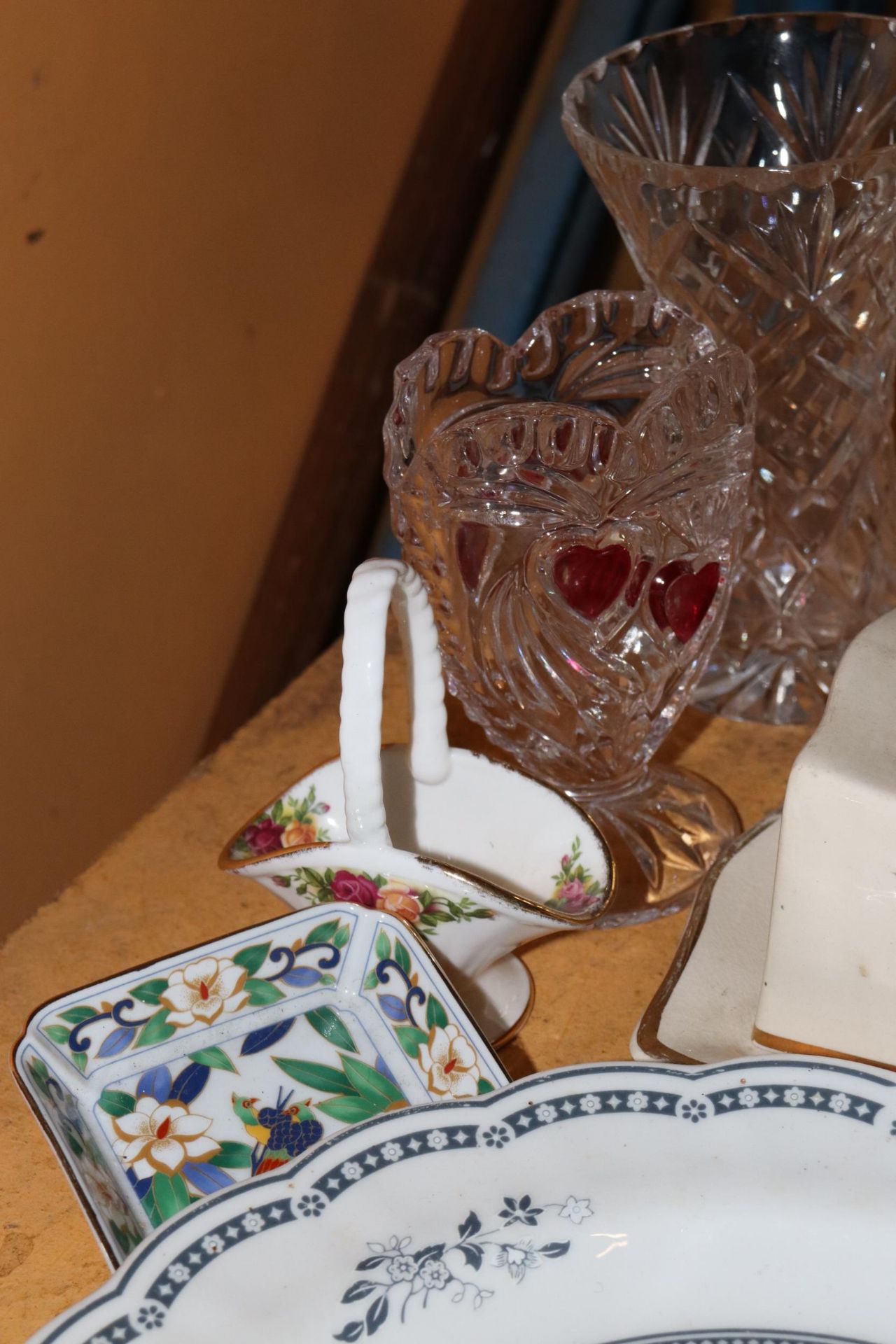 A QUANTITY OF COLLECTABLE ITEMS TO INCLUDE ARTHUR WOOD, ROYAL DOULTON, ROYAL ALBERT, GLASSWARE, ETC - Image 5 of 8