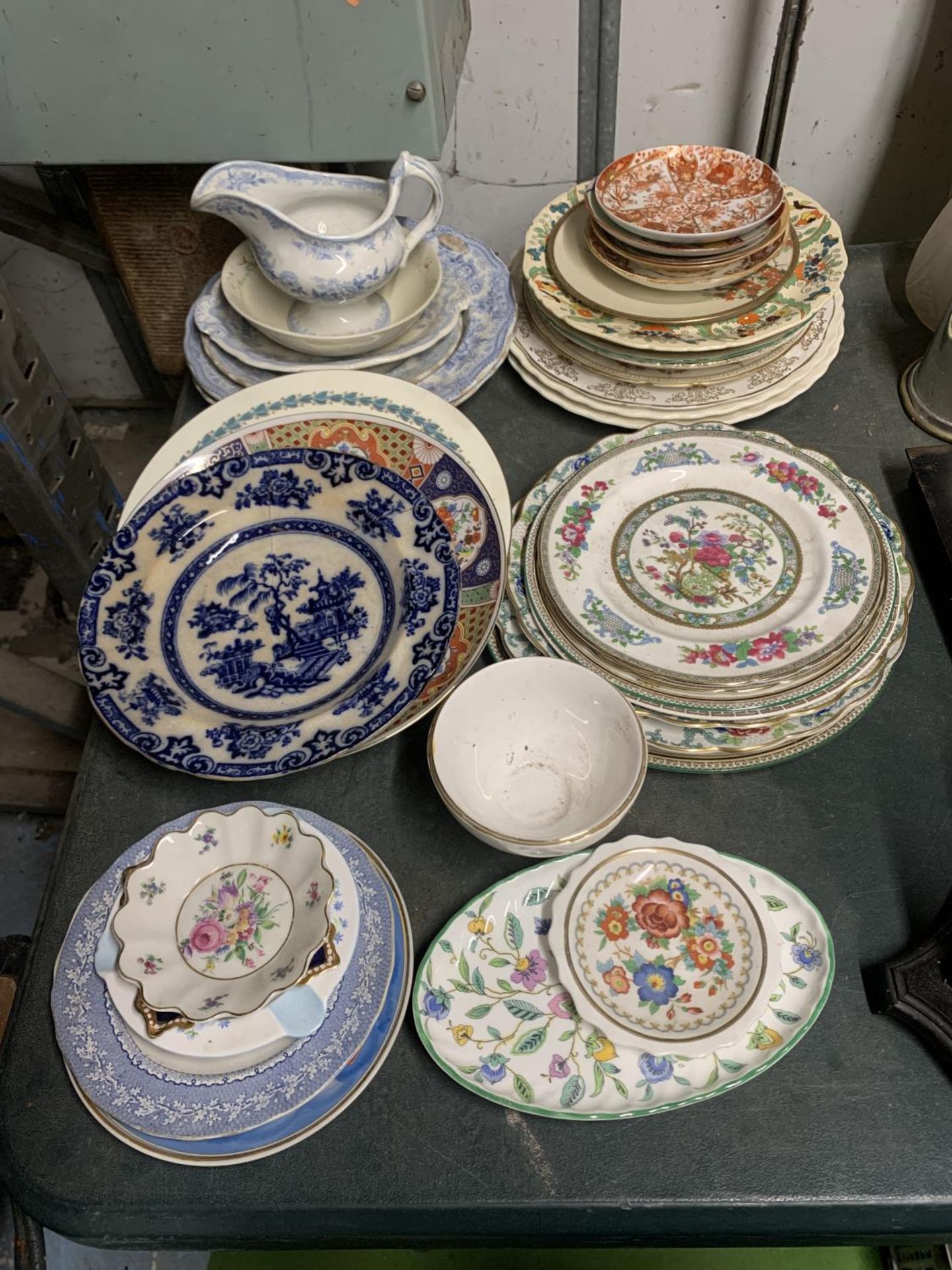 A LARGE QUANTITY OF VINTAGE PLATES, ETC