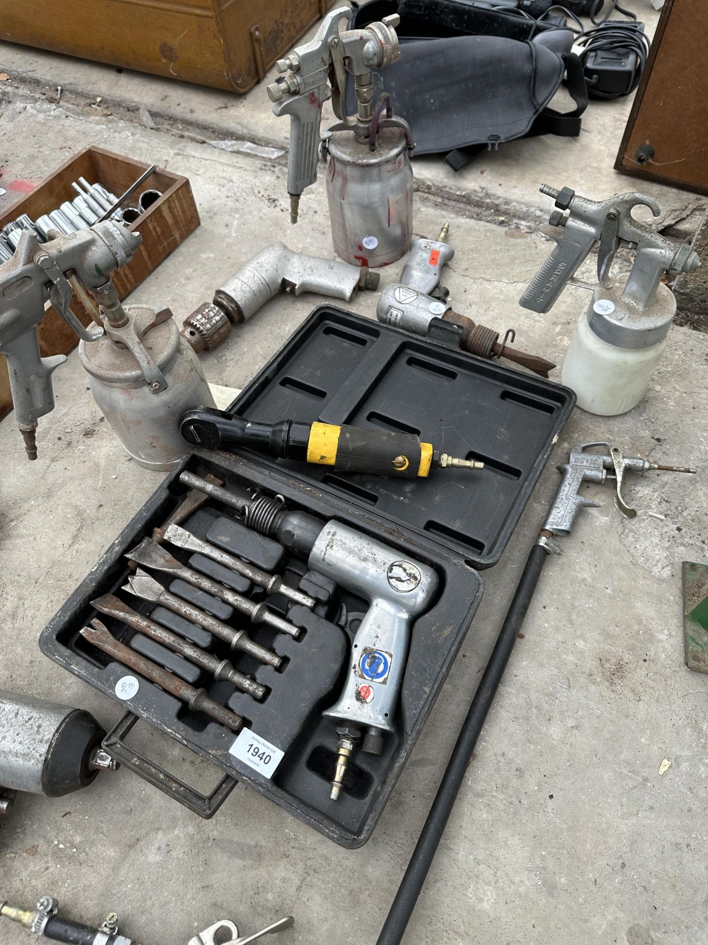 A LARGE COLLECTION OF COMPRESSOR ATTATCHMENTS TO INCLUDE A CHISEL GUN, PAINT SPRAYERS AND A DRILL - Image 2 of 3