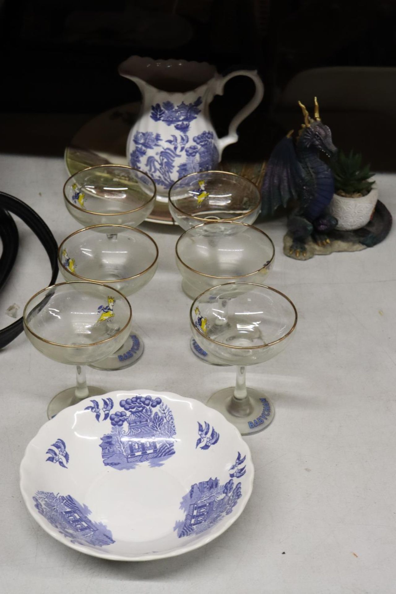 A MIXED LOT TO INCLUDE SIX BABYCHAM GLASSES, RESIN DRAGON, ROYAL DOULTON PLATE, ETC., - Image 2 of 5