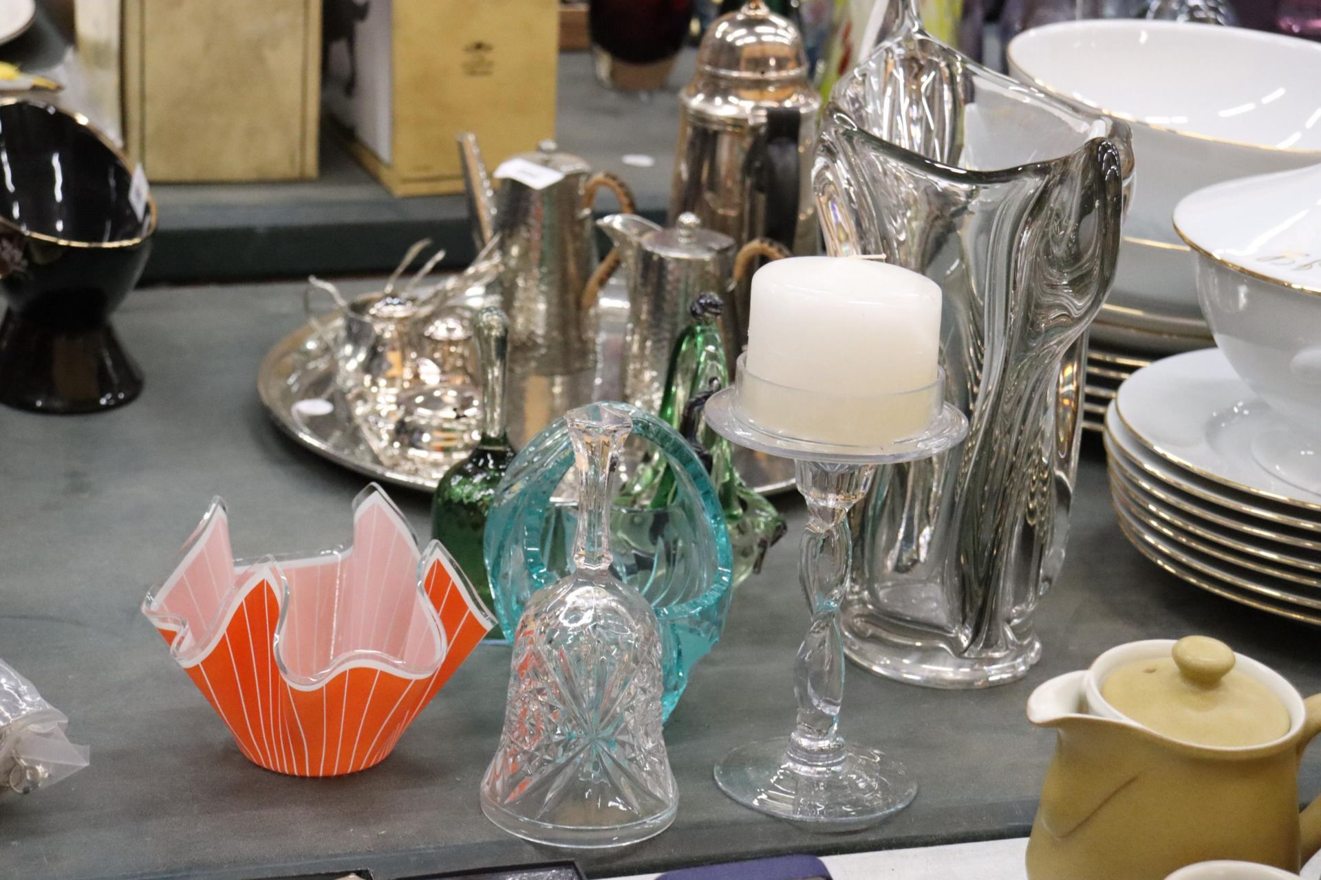 A QUANTITY OF GLASSWARE TO INCLUDE A LARGE ART GLASS BOWL, HANDKERCHIEF BOWL, BASKET BOWLS, BELLS, A - Bild 3 aus 9