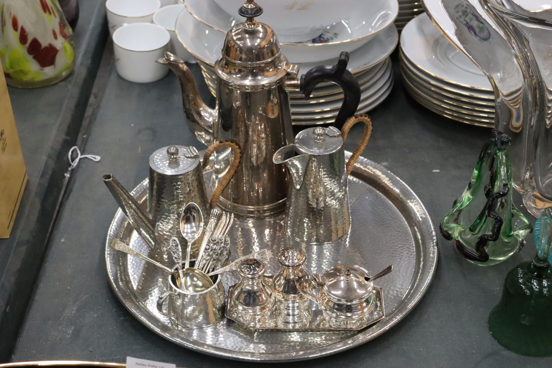 A PEWTER TRAY, COFFEE POT AND HOT WATER JUG, PLUS A SILVER PLATED COFFEE POT, CRUET SET, MUSTARD