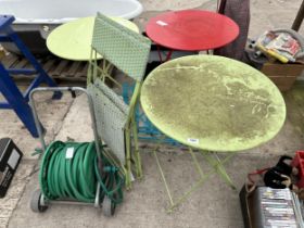AN ASSORTMENT OF GARDEN ITEMS TO INCLUDE A HOSE REEL, FOLDING TABLES AND FOLDING CHAIRS ETC