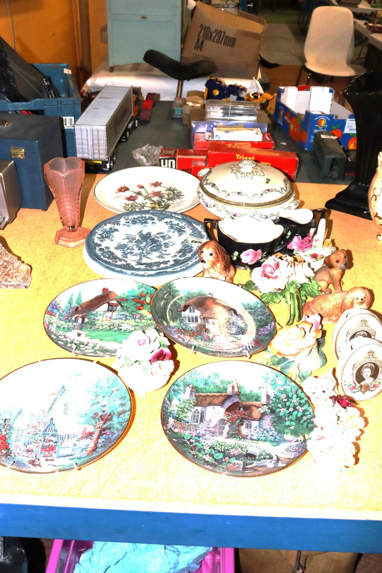 A LARGE QUANTITY OF CERAMICS TO INCLUDE LILLIPUTT LANE CABINET PLATES, ROYAL DOULTON, ETC POSIES,