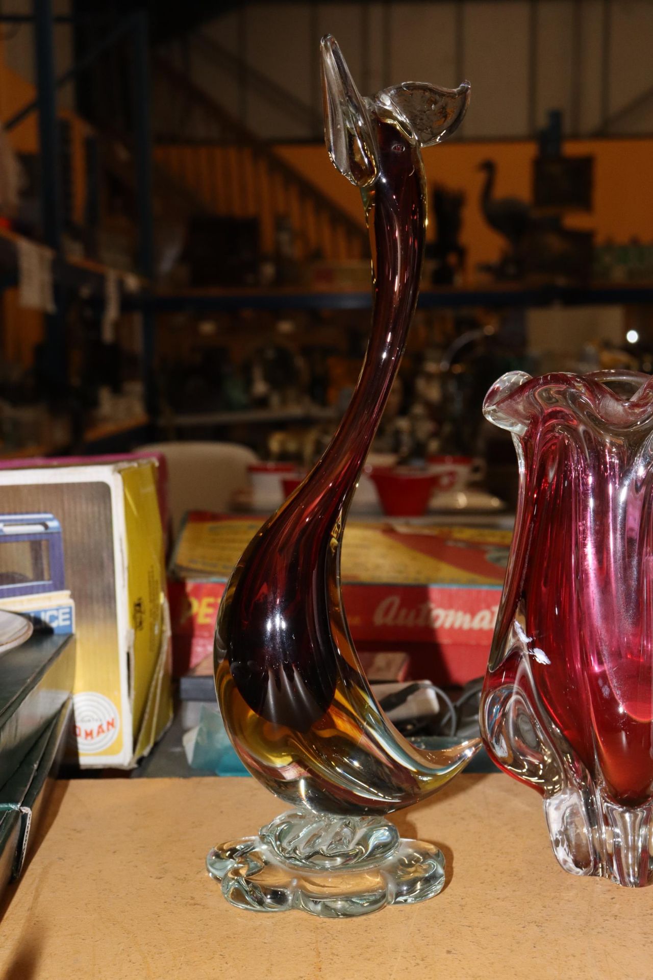 A COLLECTION OF GLASSWARE TO INCLUDE GLASS FIGURES, PAPERWEIGHTS A STUDIO ART CRANBERRY VASE, - Image 10 of 10