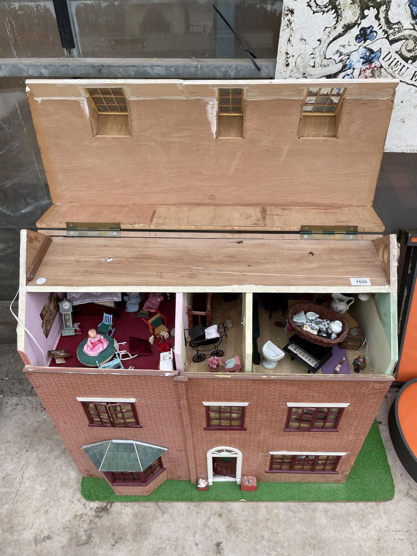 A LARGE WOODEN DOLLS HOUSE WITH A LARGE QUANTITY OF DOLLS HOUSE FURNITURE - Image 3 of 9