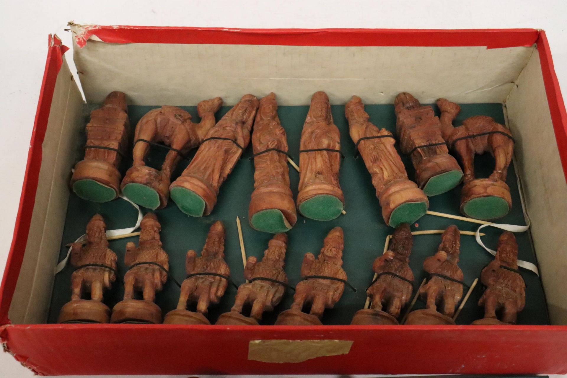 A HAND CARVED WOODEN CHESS SET FROM TAMIL SOUTH INDIA - Bild 3 aus 10