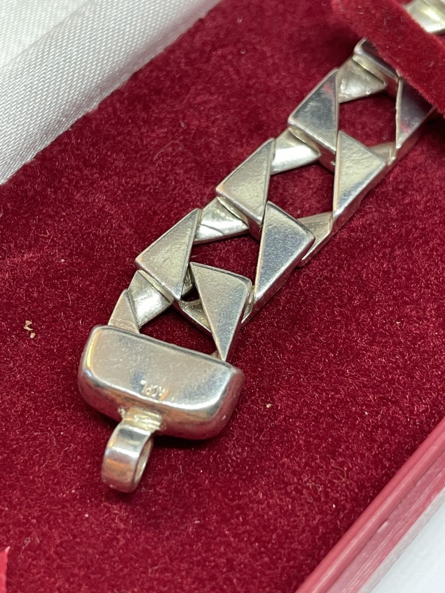 A HEAVY SILVER LINK BRACELET IN A PRESENTATION BOX - Bild 2 aus 3