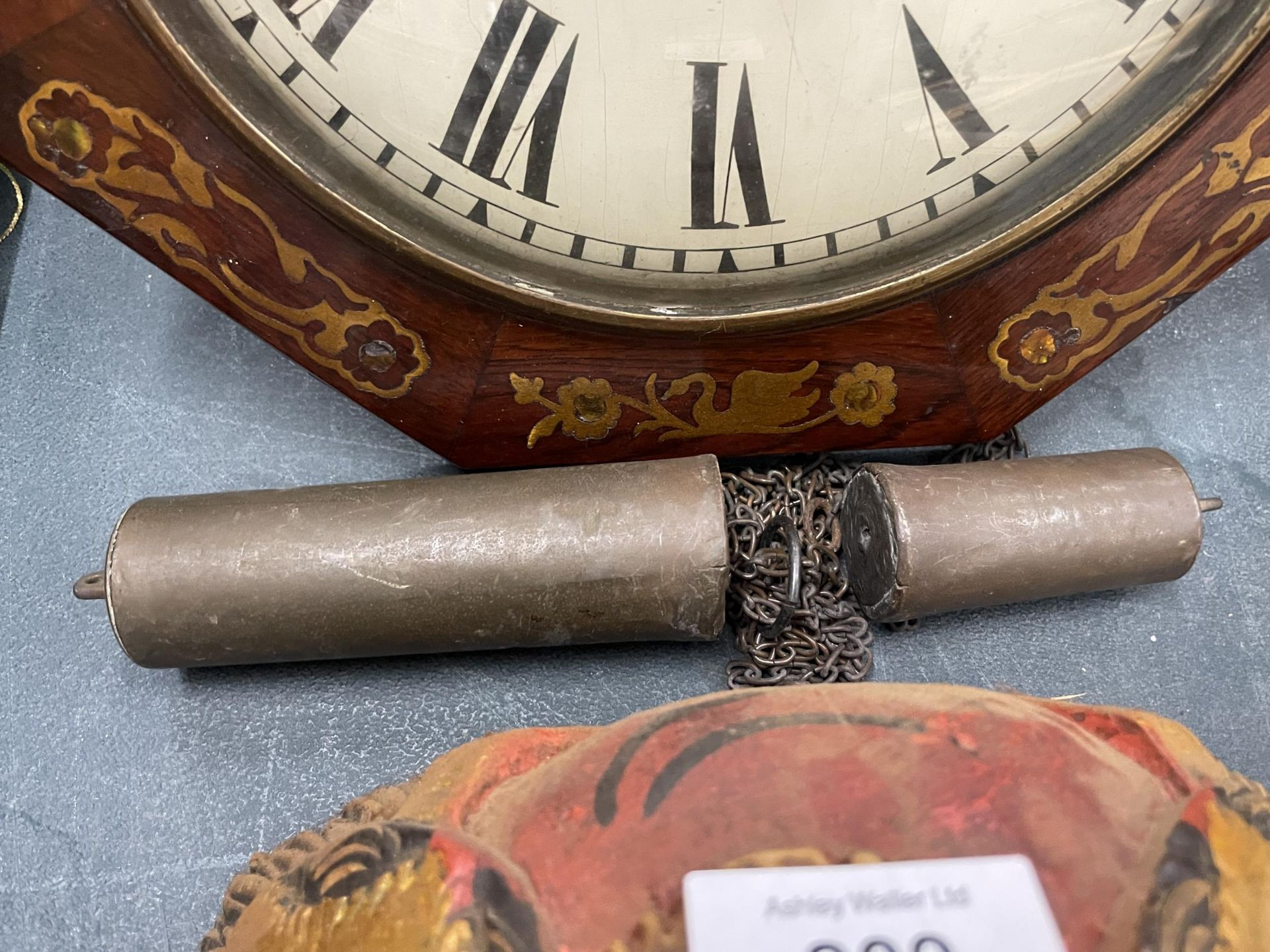 A VINTAGE OCTAGONAL WALL CLOCK WITH MAHOGANY FRAME, INLAID WITH BRASS, DIAMETER 32CM - Bild 3 aus 3