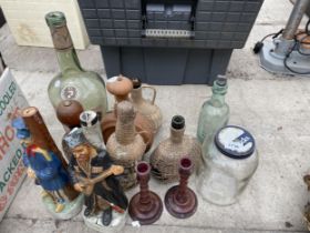 AN ASSORTMENT OF VINTAGE GLASS AND NOVELTY CERAMIC BOTTLES