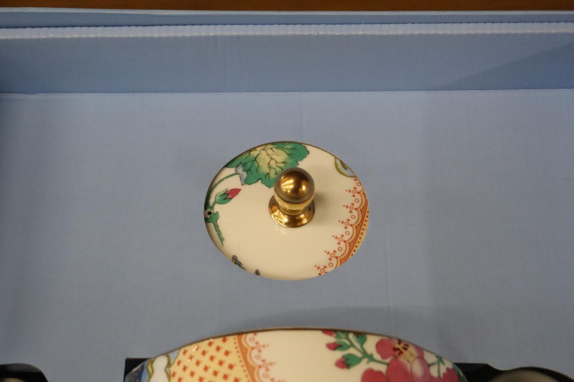 A BOXED WEDGWOOD BUTTERFLY BLOOM TEAPOT - Image 3 of 3
