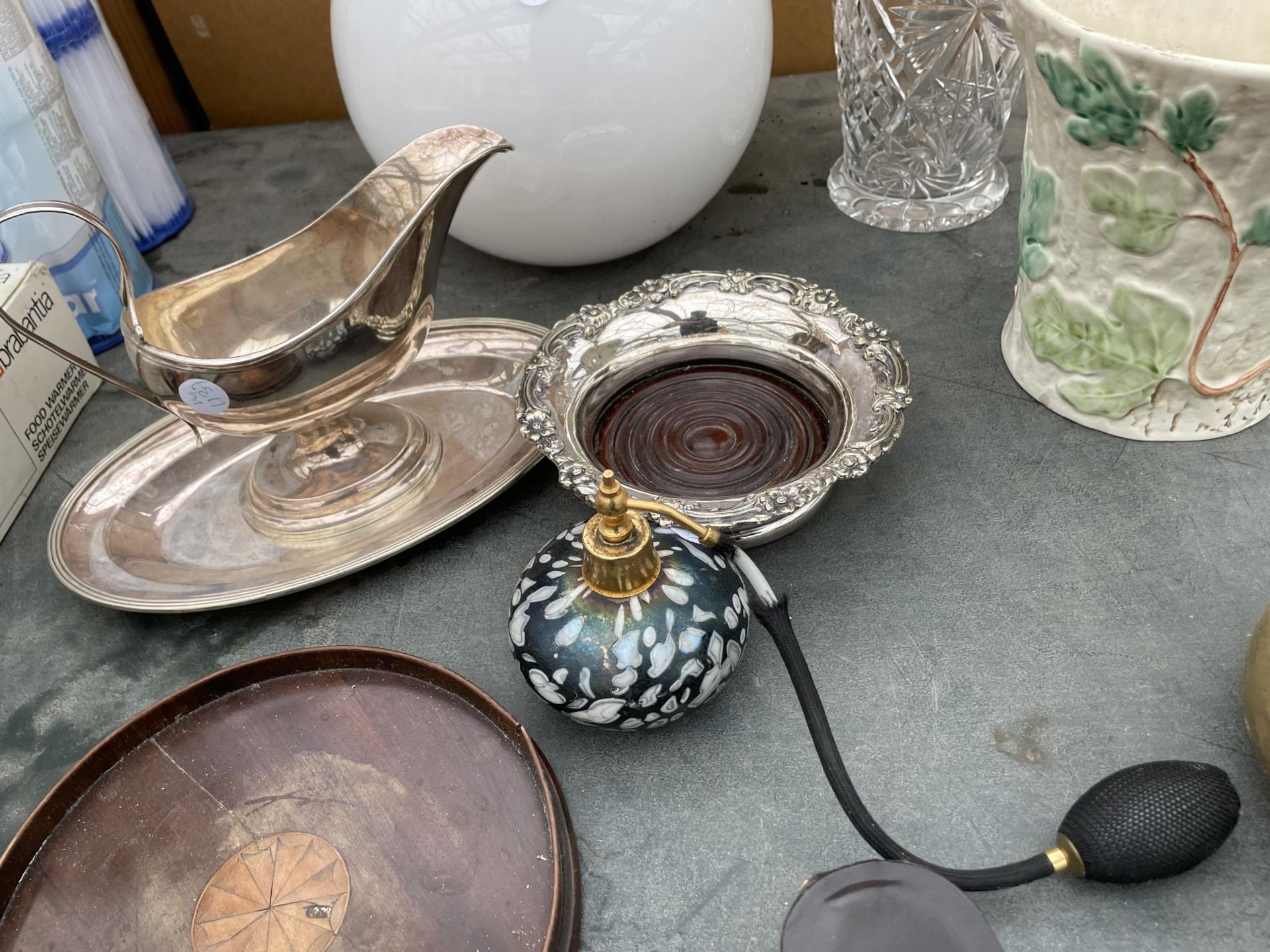 AN ASSORTMENT OF ITEMS TO INCLUDE A SILVER PLATED GRAVY BOAT, A BRASS POT AND A GLASS VASE ETC - Bild 2 aus 2