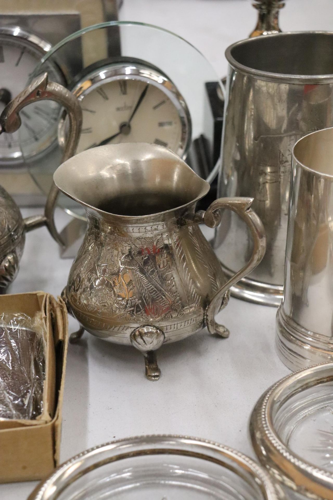 A QUANTITY OF SILVER PLATED ITEMS TO INCLUDE A TEAPOT, TANKARDS, A TROPHY, HIP FLASK, CLOCKS, ETC - Image 6 of 12