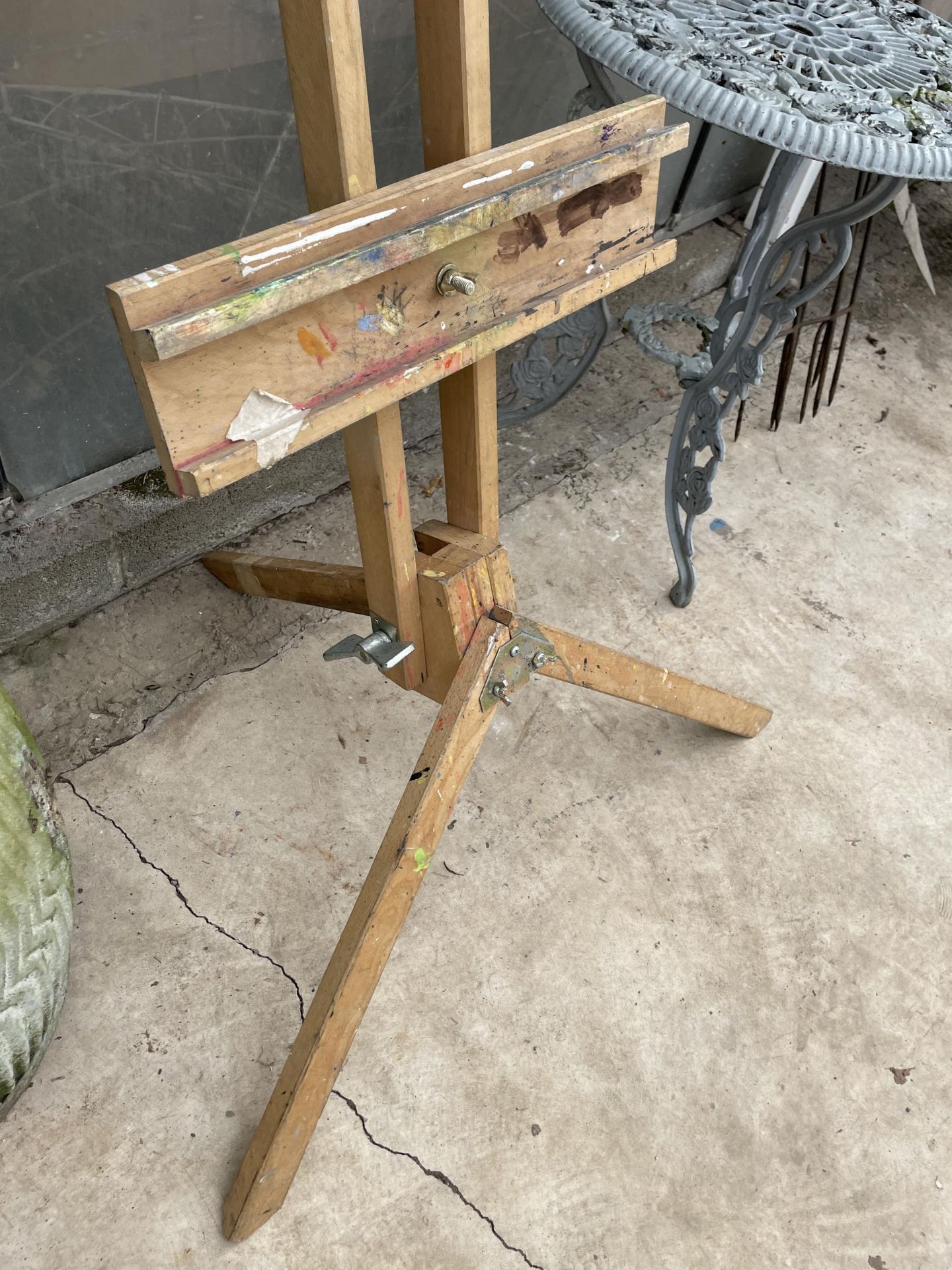 A LARGE WOODEN 'WINSOR & NEWTON' ARTISTS EASEL - Image 2 of 3