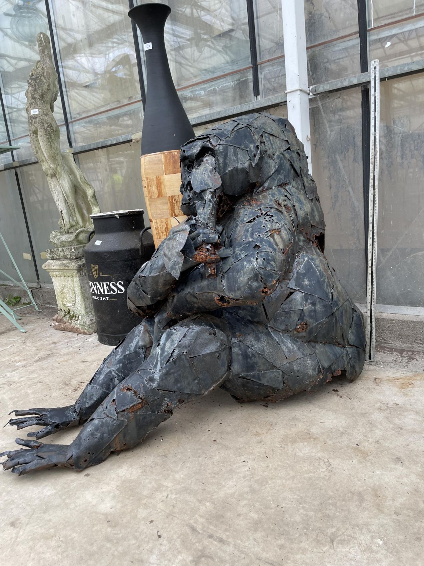 A LARGE METAL GARDEN ART GORILLA FIGURE (H:88CM) - Image 3 of 5