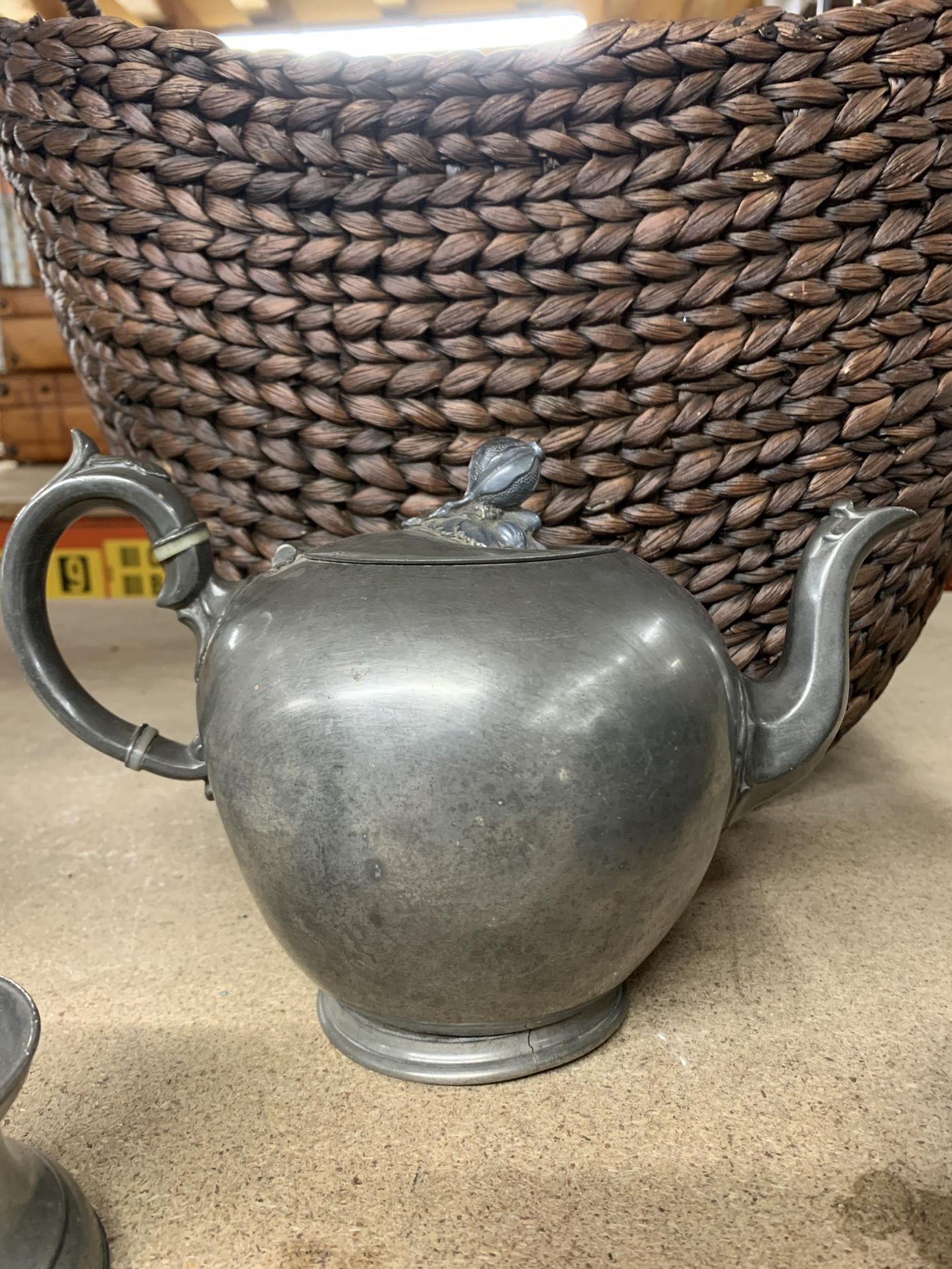 THREE PIECES OF VINTAGE PEWTER TO INCLUDE A SHIP'S INKWELL, TEAPOT WITH FLORAL FINIAL AND AN ' - Image 4 of 4